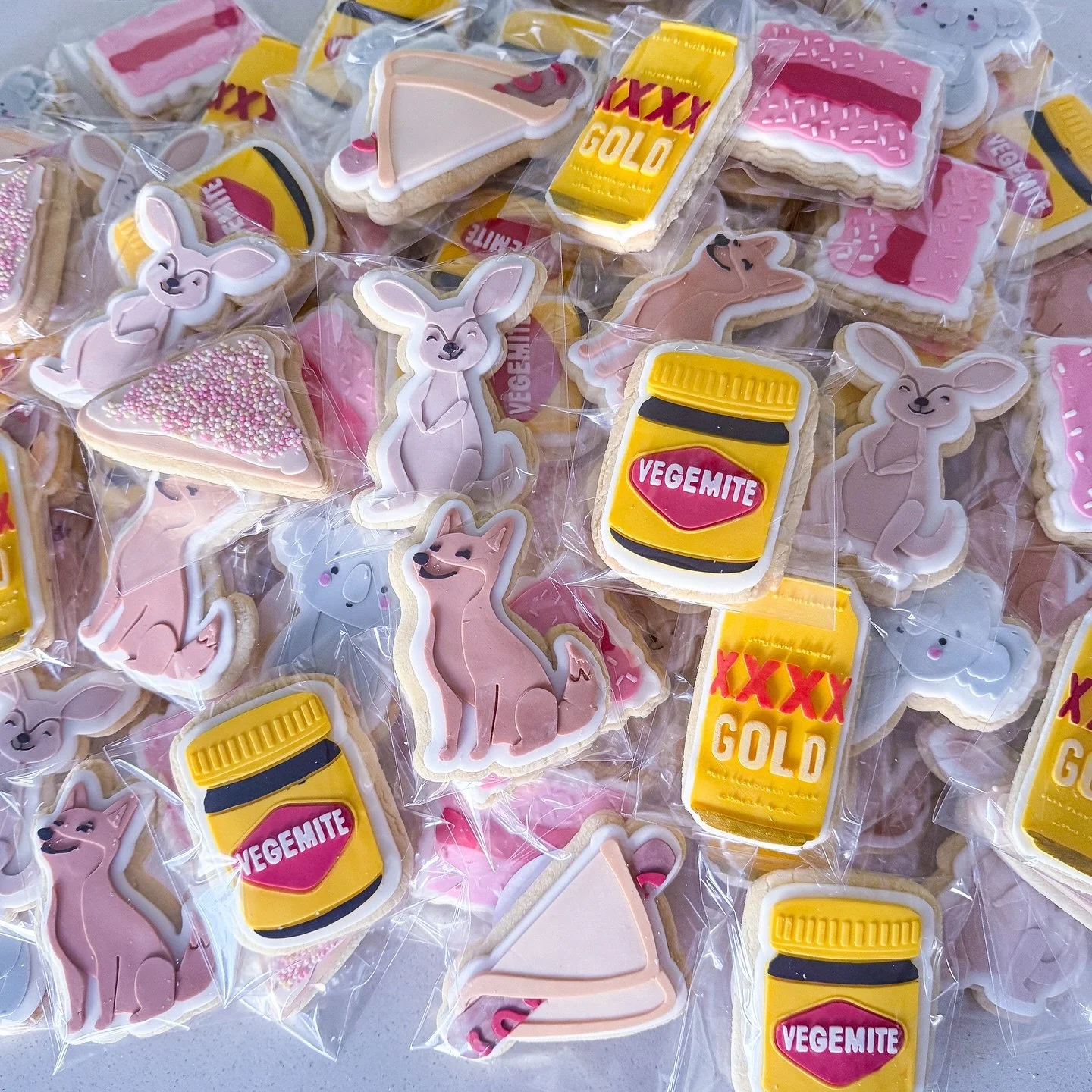 🇦🇺✨ Straya in cookie form!
Fairy bread for the sweet tooths, Vegemite for the brave, XXXX Gold for the tradies, and a snag in bread for literally any occasion.
Koalas, roos, and dingoes just here for moral support (and maybe a nibble).

I posted th