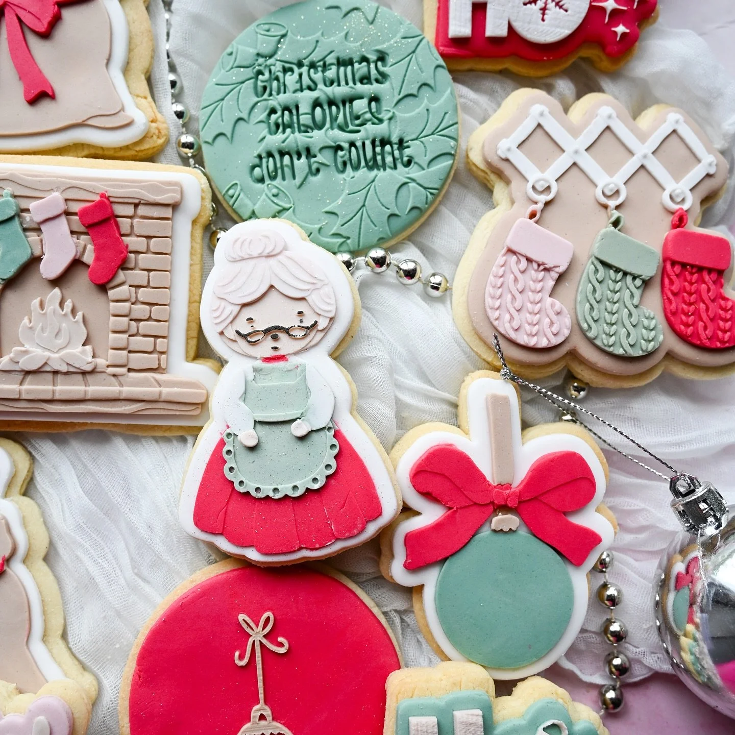 When your cookie game is stronger than your gift-wrapping game 🎁😂 

Every year when Christmas rolls around, I always think this will be the year I keep things simple&hellip;
And then I blink and suddenly I&rsquo;m making tiny stockings, miniature r