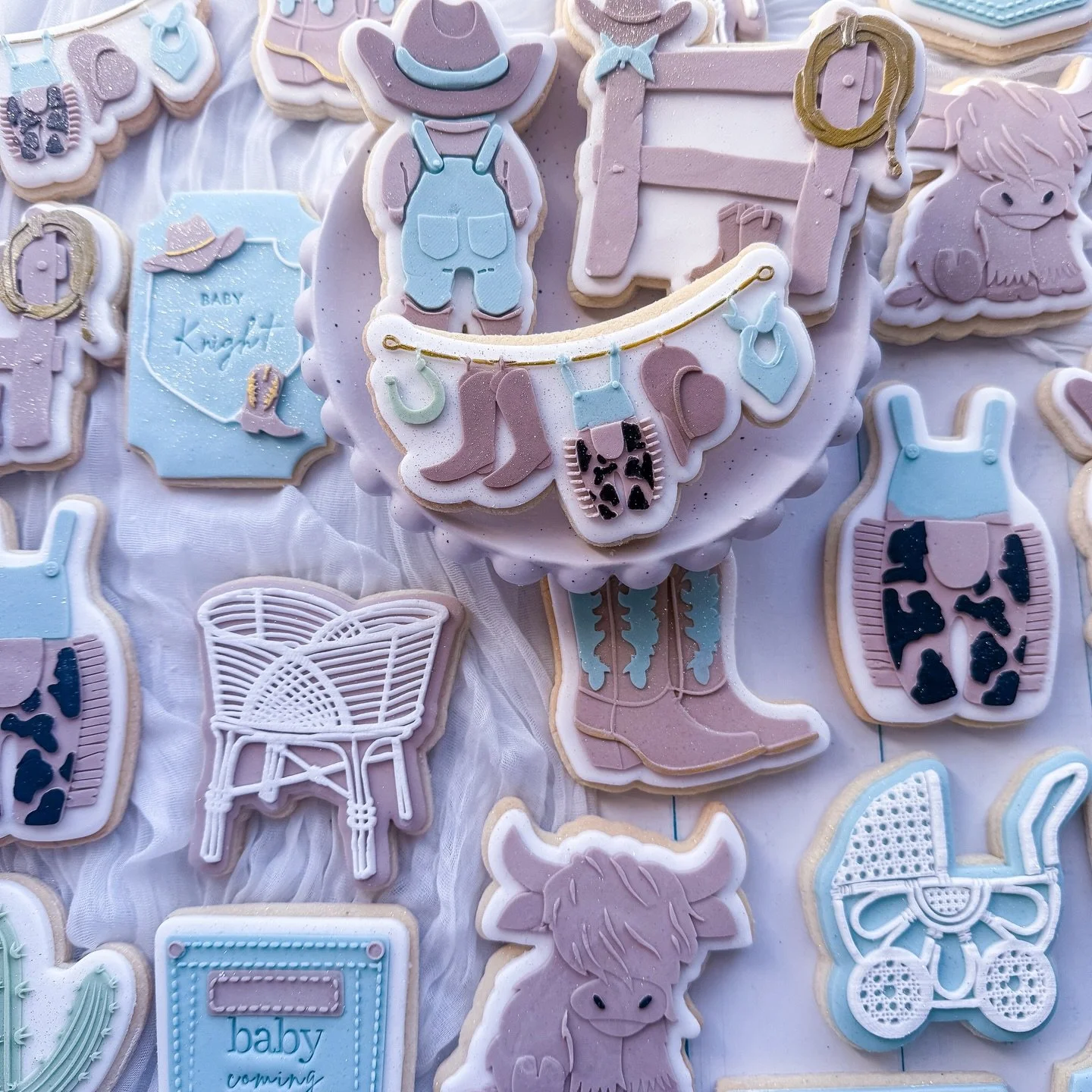 Giddy up, Baby Knight! 🐎✨
Throwing it back to one of my favorite sets from last year. I&rsquo;m still obsessed with this muted pastel palette and all the rustic textures. Is there anything cuter than a baby in a cowboy hat? I&rsquo;ll wait. 🌵🍼 

#