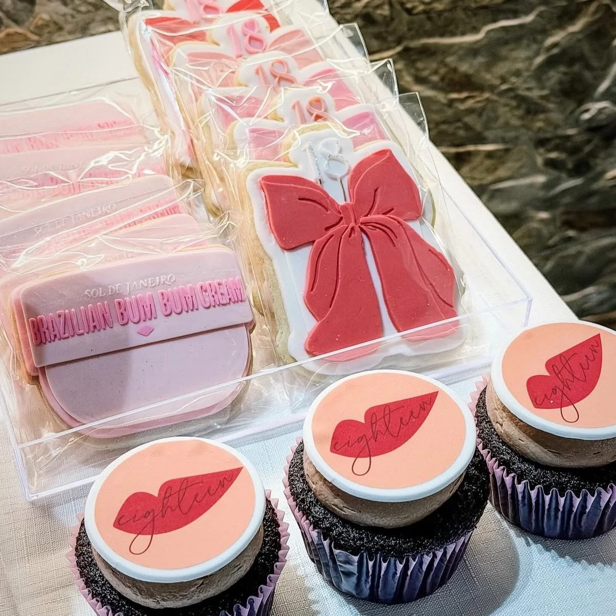 Throwing it back a couple of months to when I made these kick arse cookies for @cakehouse.by.katrinaallan! 

It truly isn't lost on me that other phenomenal bakers want to work with me to make dream sets come to life! 

@bumbumcream &amp; @soldejanei