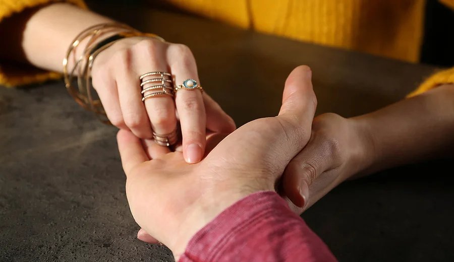How Do Palm Readings with Psychic Ruby in Los Angeles Work?