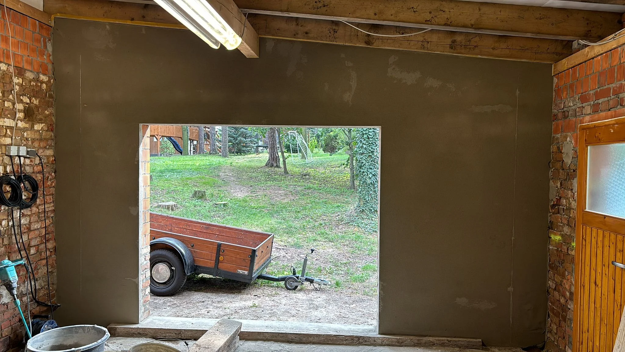 Schuppen Innen Anfang.jpeg