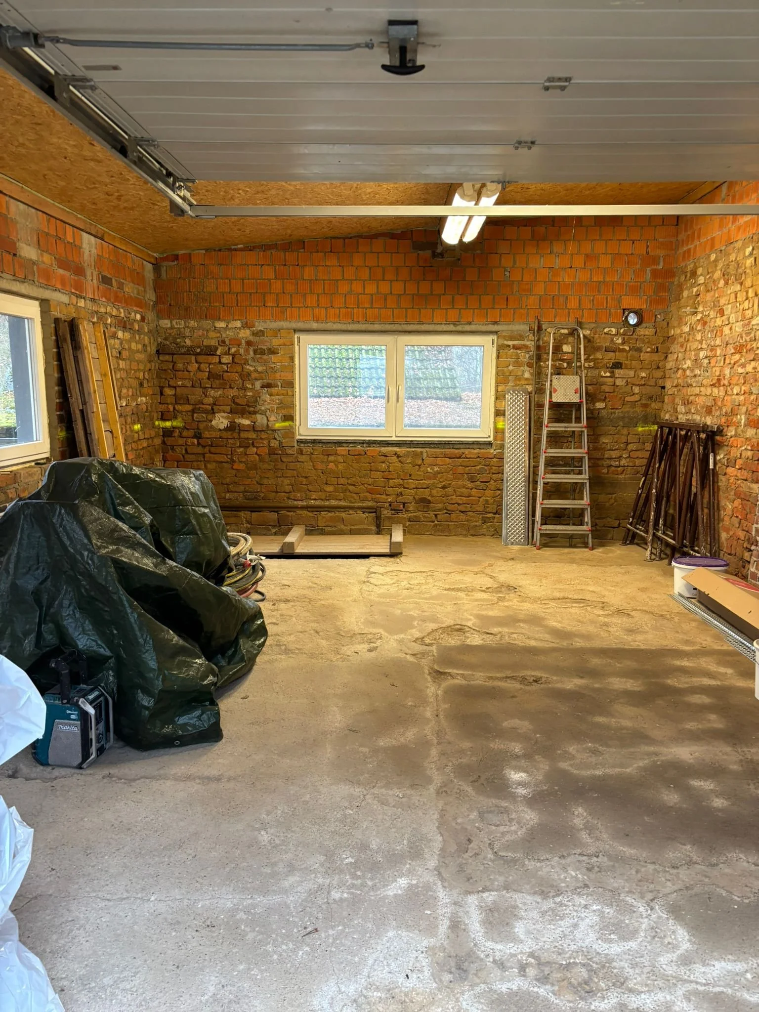 Schuppen Innen anfang 4.jpeg