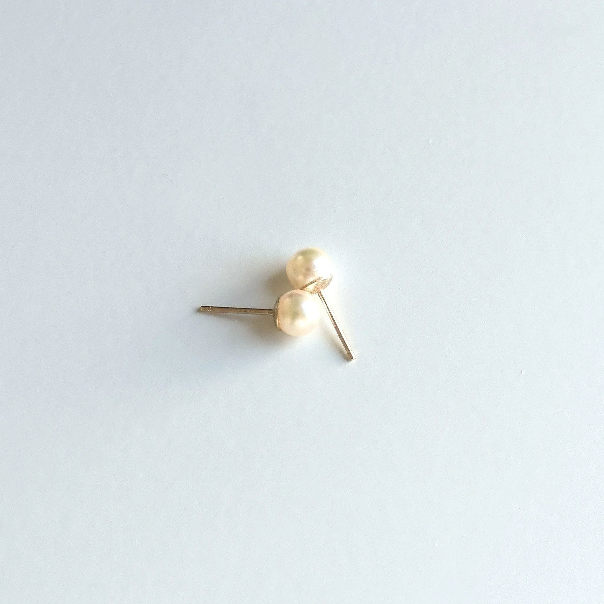 globe akoya pearl stud earrings