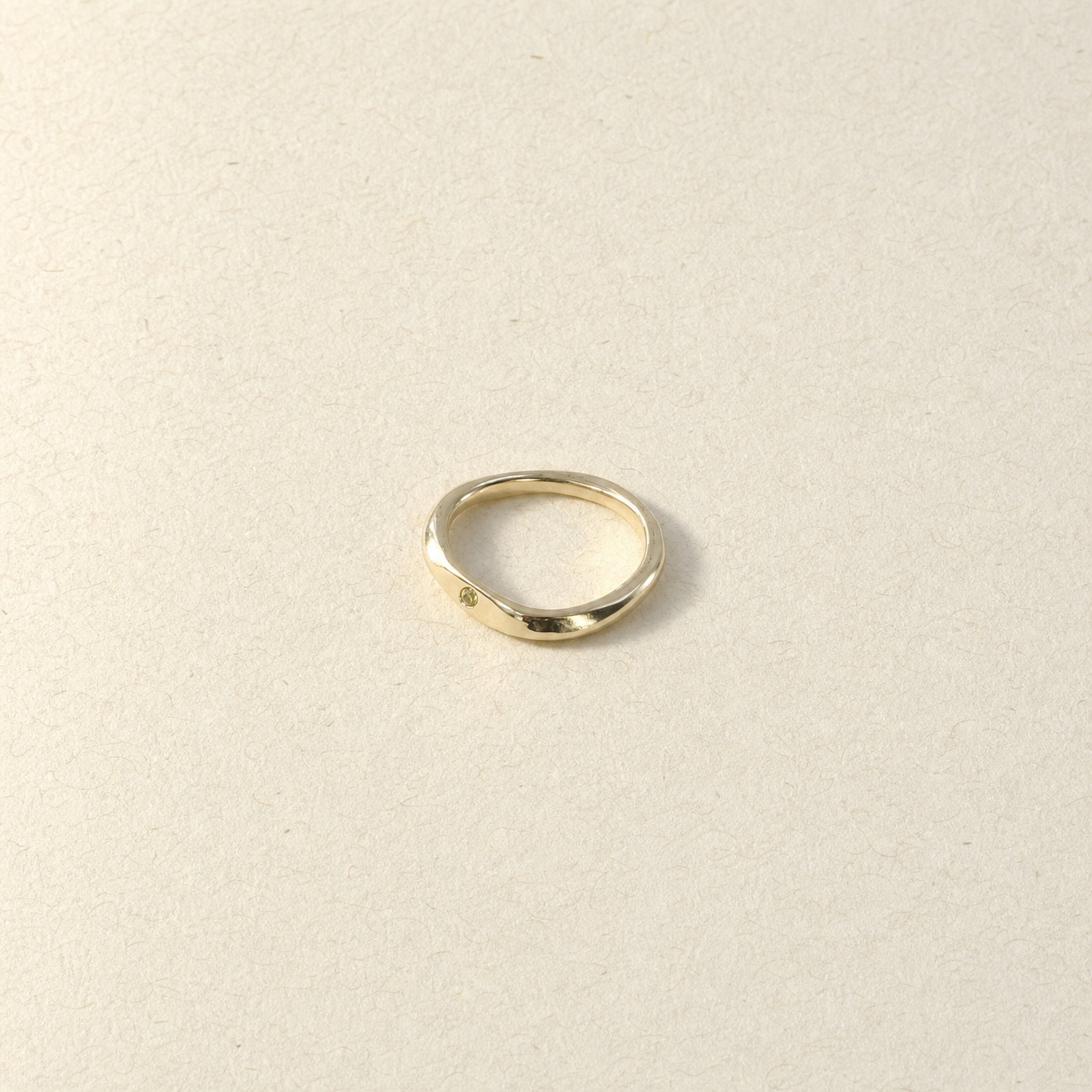 wavy ring peridot.png