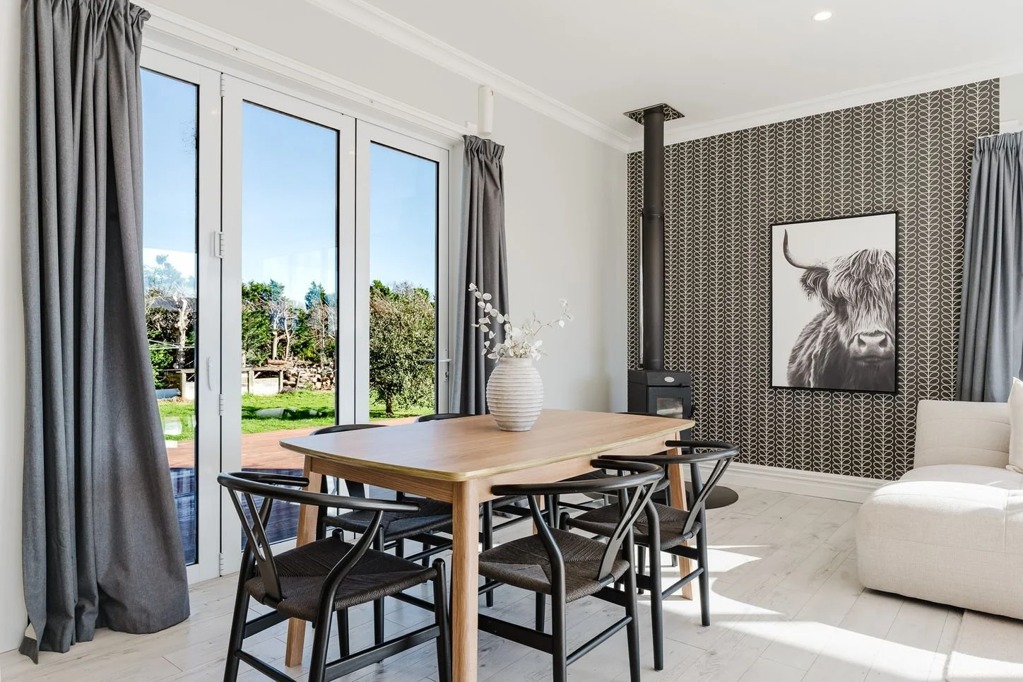 Home Staging Hamilton - Real estate home staging for sale to maximise sale with modern, neutral high end pieces.