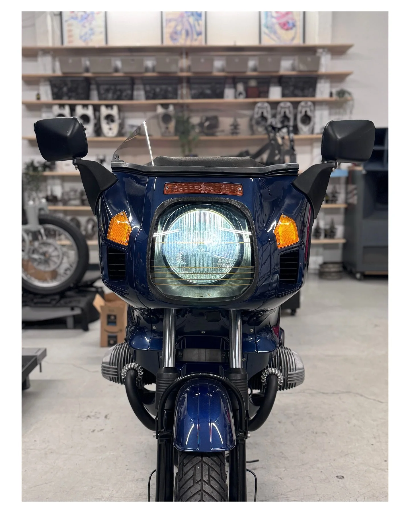 Final piece sorted. The headlight on the #r100rs and #r100rt are always lacking in my opinion. This being a resto-mod I needed to keep the look but update it a bit. Smoke lense, LED bulbs from @euromotomatt and a smoked low windshield ties it all in.