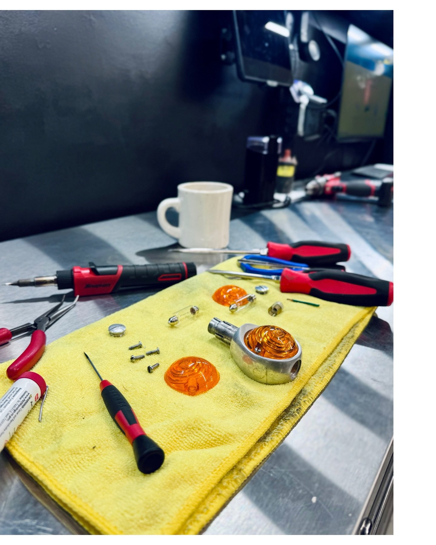 With a little help from the east coast, I was able to finish up this beauty. Thanks a lot @barrington_motor_works for sorting me out with the wiring schematics