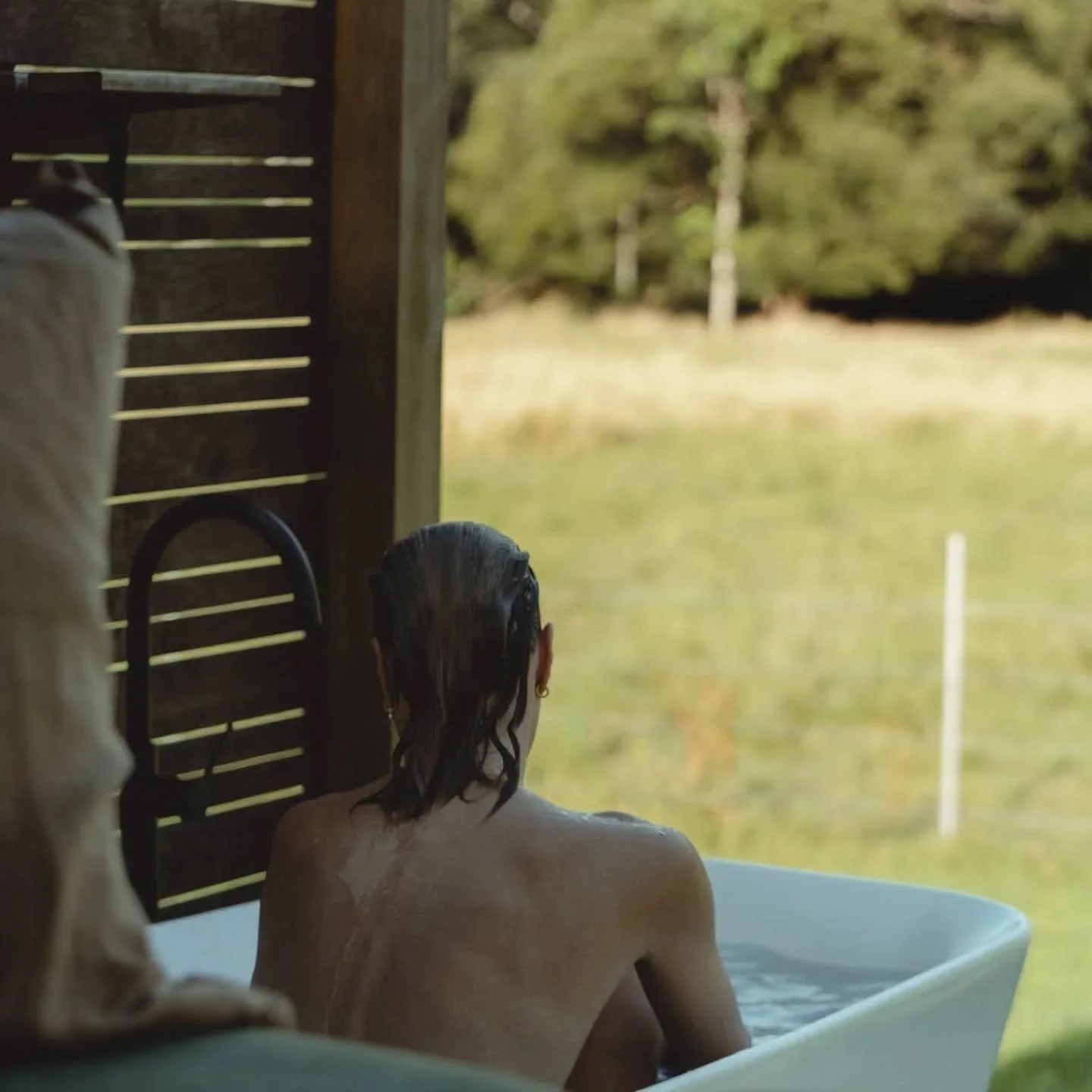 We love our outdoor bath and it&rsquo;s even better in winter&hellip;soaking in the warm water when the sun&rsquo;s shining and the air is crisp is *chefs kiss* 🤌

Best served with a cup of tea (or glass of wine!)

📷 @byharrisonadams
.
.
.
.
.
#Tin