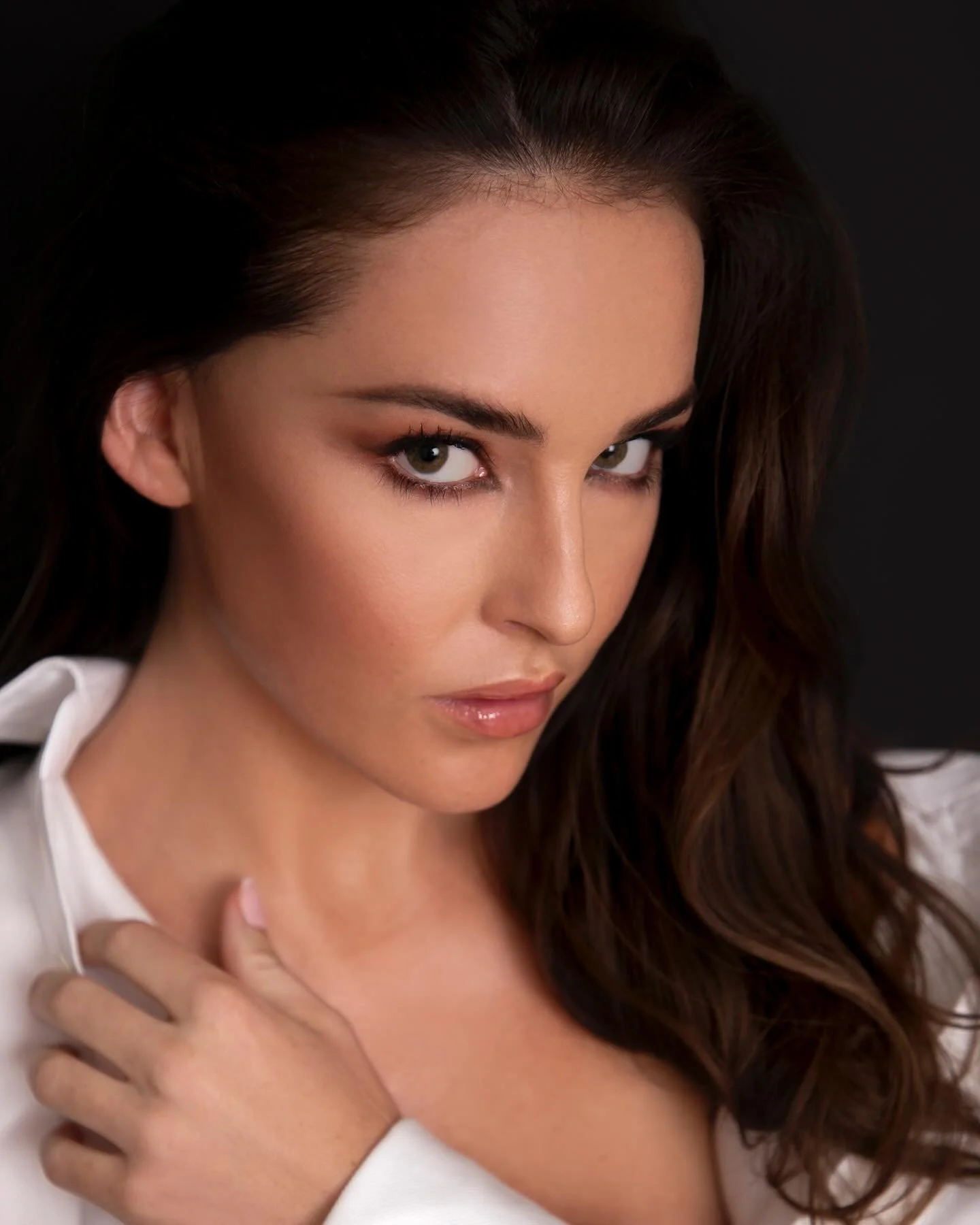 🤍🩶🤍 &ldquo;The beauty of a woman must be seen from in her eyes, because that is the doorway to her heart, the place where love resides.&rdquo;
- Audrey Hepburn

PHOTOGRAPHY: @elyn_photography 
HMUA: @sienna.wang_mua 

www.elynphotography.com

🩶🤍