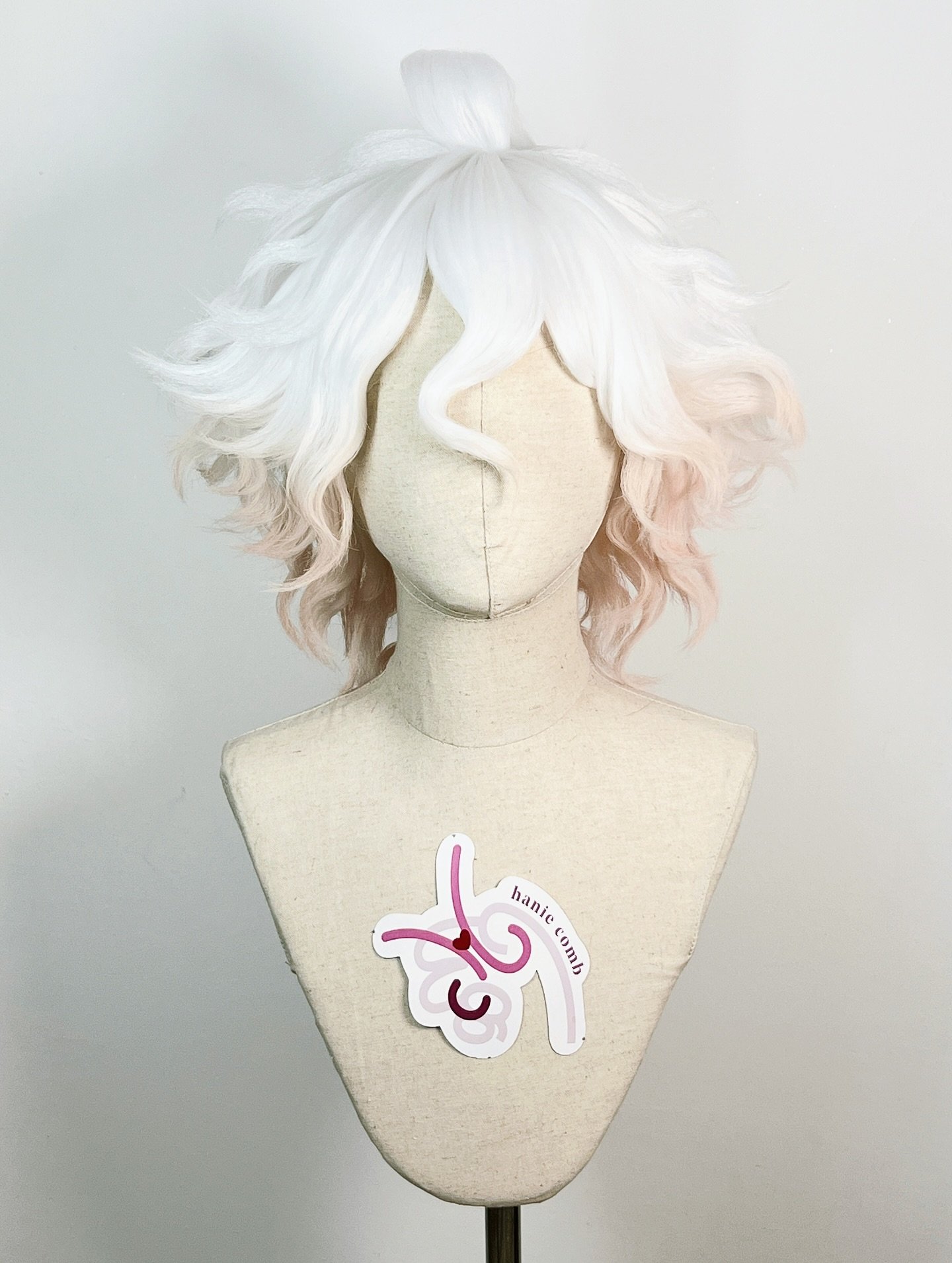 Nagito Komaeda from Danganronpa 2

Added extra volume for the fluffiness in the wavy curls then airbrushed the ends to a peach colour as per reference 

#wigstyling #wigcommission #cosplaywig #danganronpa