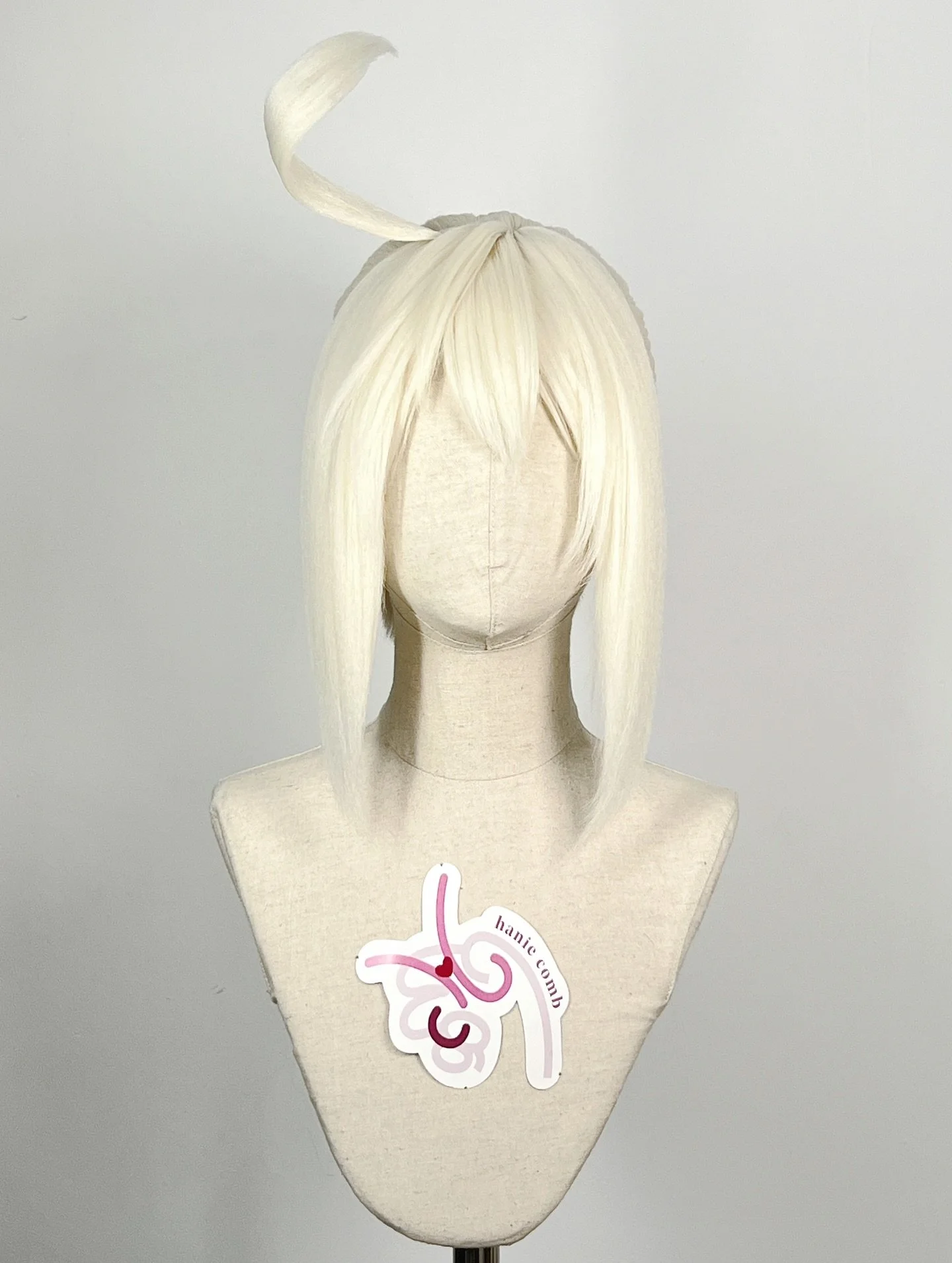 Mysterious Heroine X Alter wig from Fate/Grand Order

It&rsquo;s a hard shell or helmet wig with magnet detachable ahoge and hair bun

Our cosplay wig commissions are full up till March 2026, keep up with our updates in our broadcast channel for the 