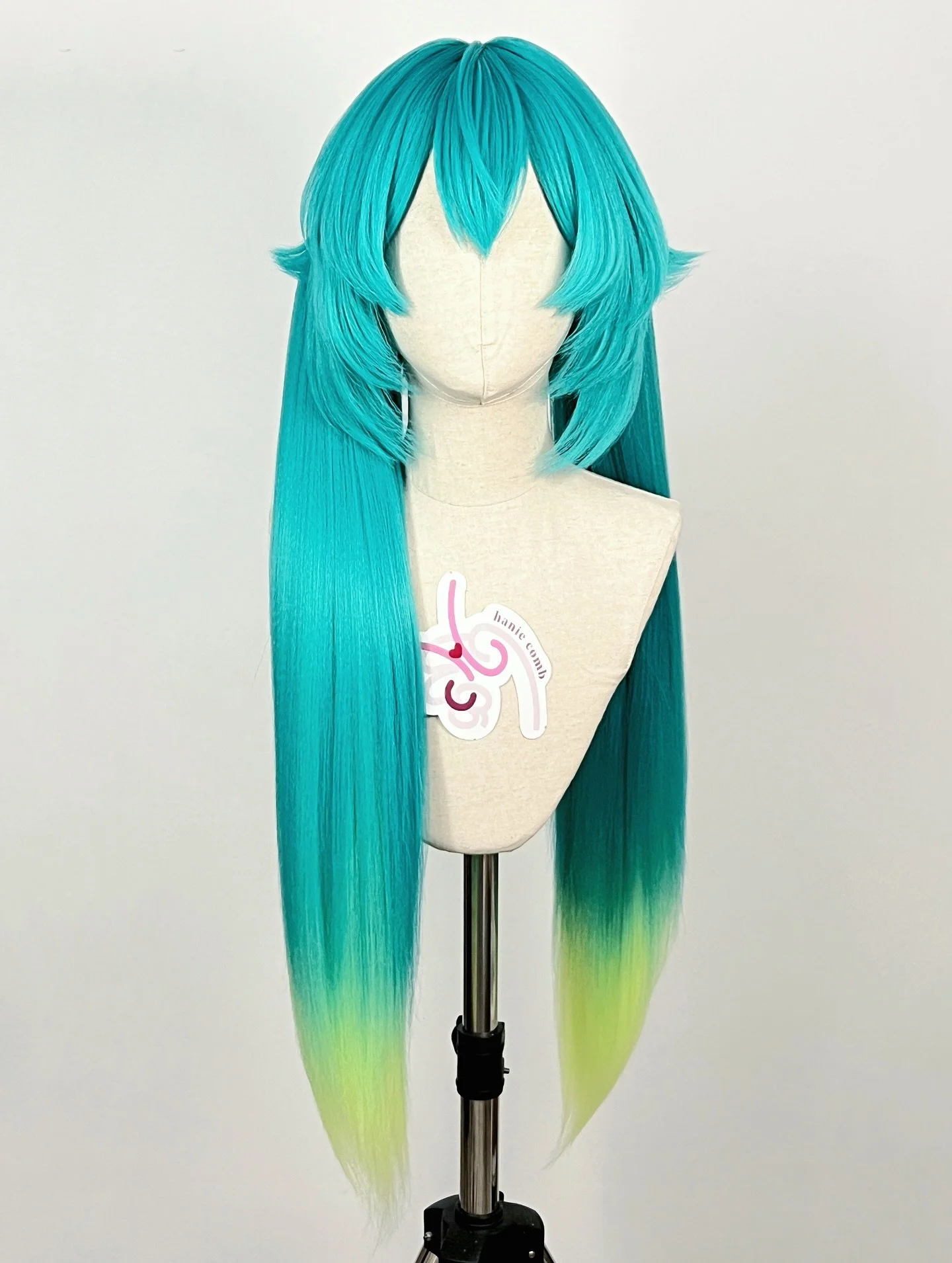 Hatsune Miku [Puss in Boots version]

This cosplay wig has detachable twintails for easy transport. The back is styled with a zigzag parting and the colour blends nicely into an ombr&eacute; at the end of the twintails