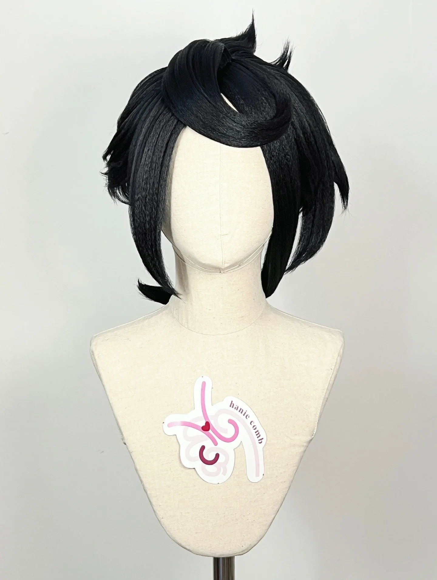 Olivia from Pok&eacute;mon Sun and Moon

Styled this wig with a semi natural finishing, although it is cartoony we added textures and taper out the ends so it&rsquo;s less rigid. The hair piece that loops to the nape has wire to hold its shape.

Leve