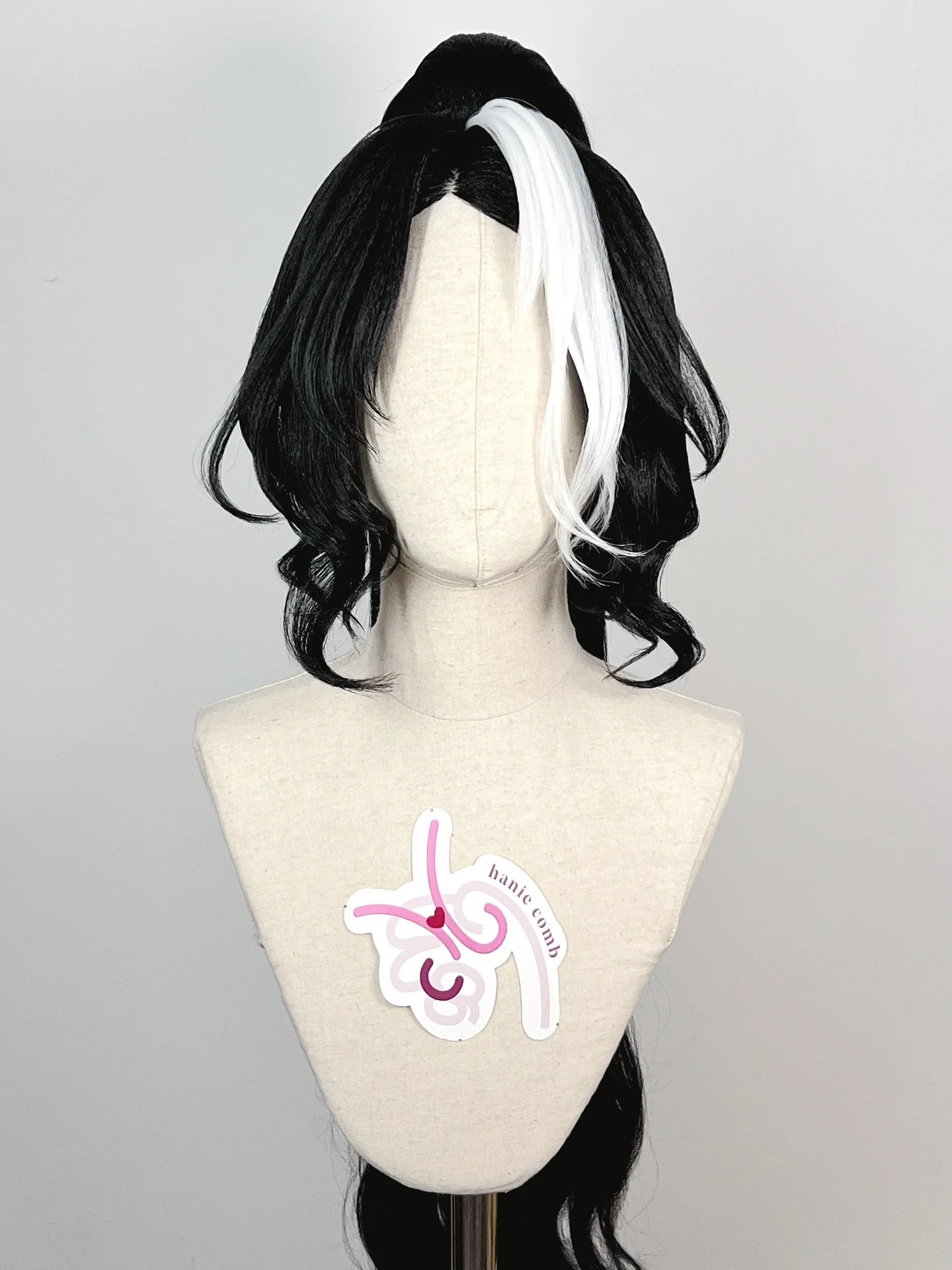 Mejiro Ramonu from Umamusume 

Made with detachable ponytail and bun, swipe to see how they both look on the wig! Umamusume is really popular right now and I enjoy styling its cosplay wigs 🥰