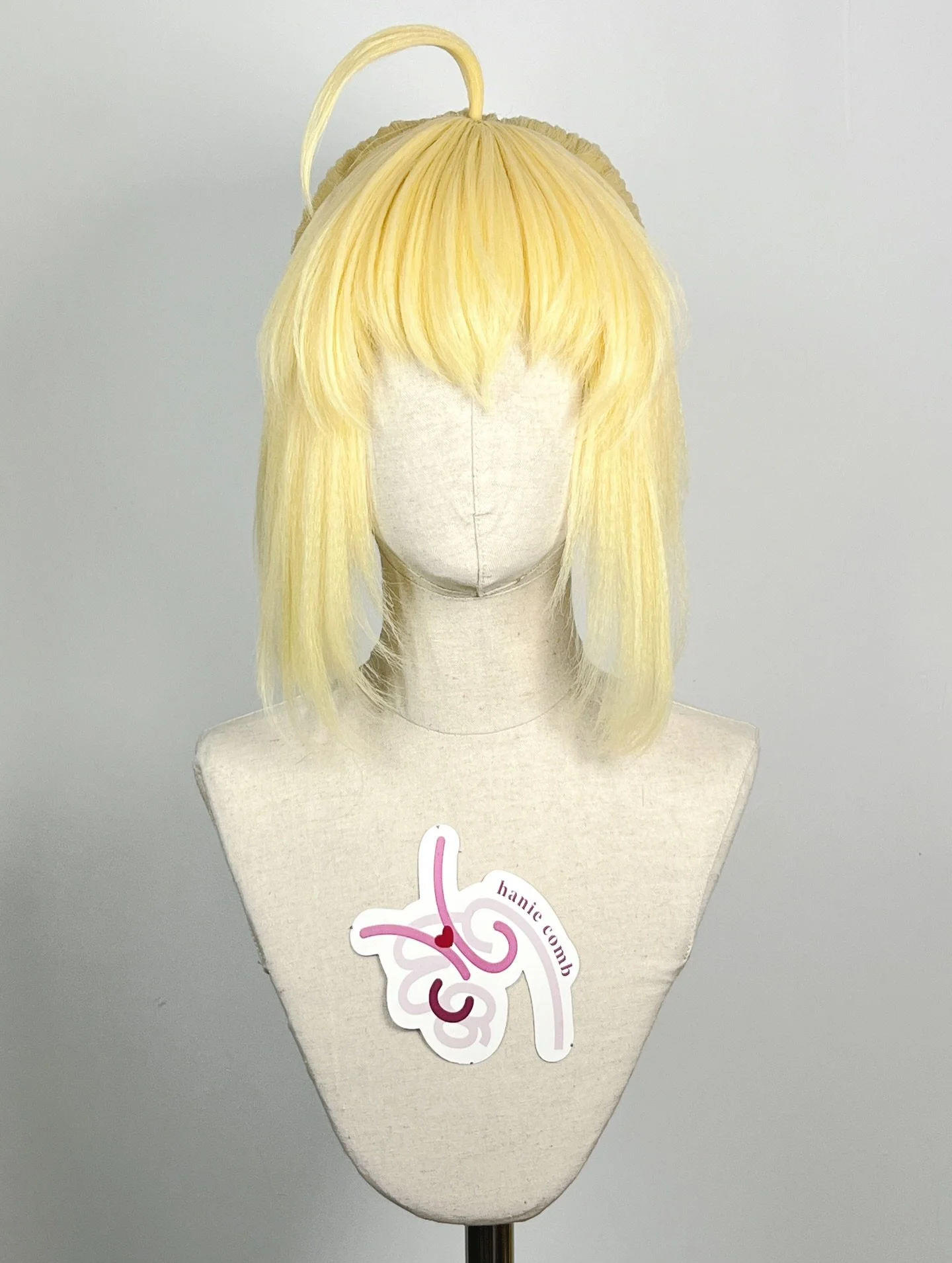 Saber from Fate/Stay Night

Made with magnet detachable bun and ahoge. It&rsquo;s the third time we&rsquo;ve a wig similar to this, you can check our previous post for Saber Nero and Mysterious Heroine X. They all have similar hairstyles ☺️