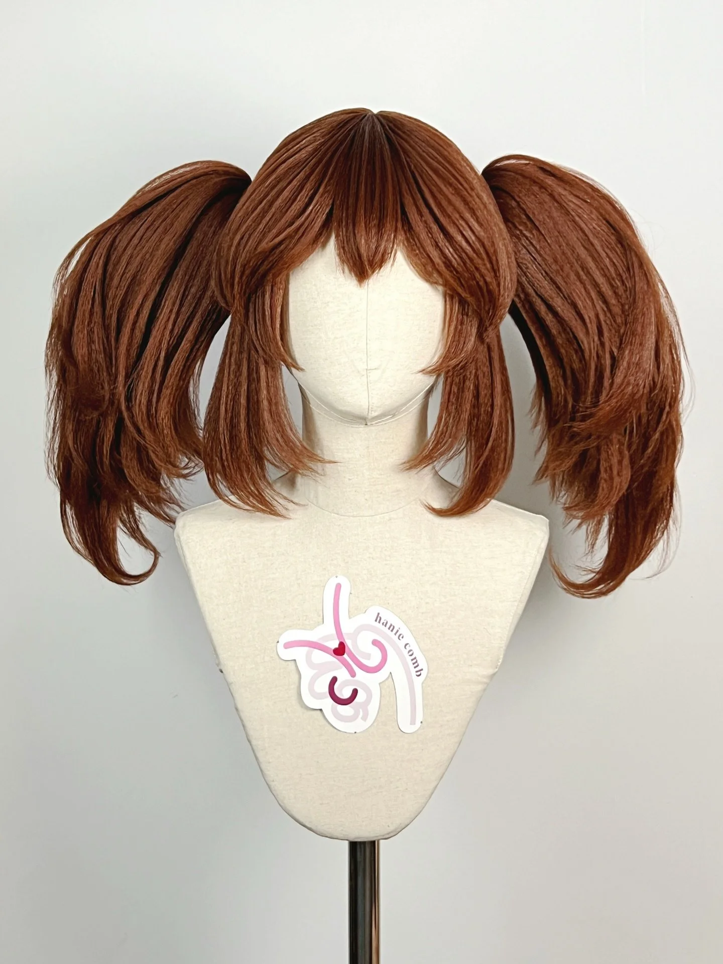 Akebono Hishi from Umamusume

Helmet wig with swappable twintails to hair buns attachment! The twintails have wire structure in them to create an anti gravity look~