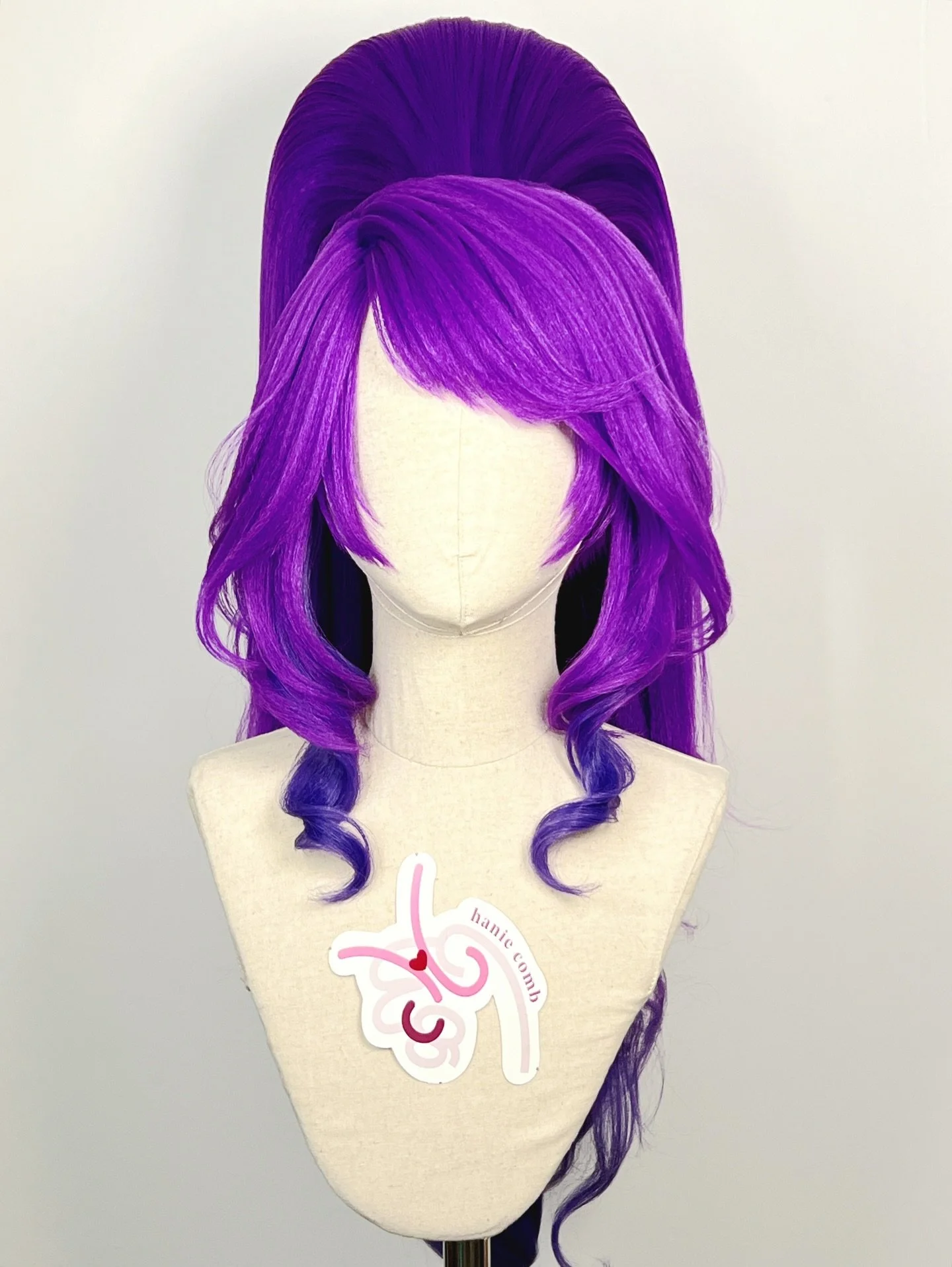 Star Guardian Janna from League of Legends

Adding blue wefts to a purple wig base to create this huge ponytail. It&rsquo;s detachable for ease of transport and storage.