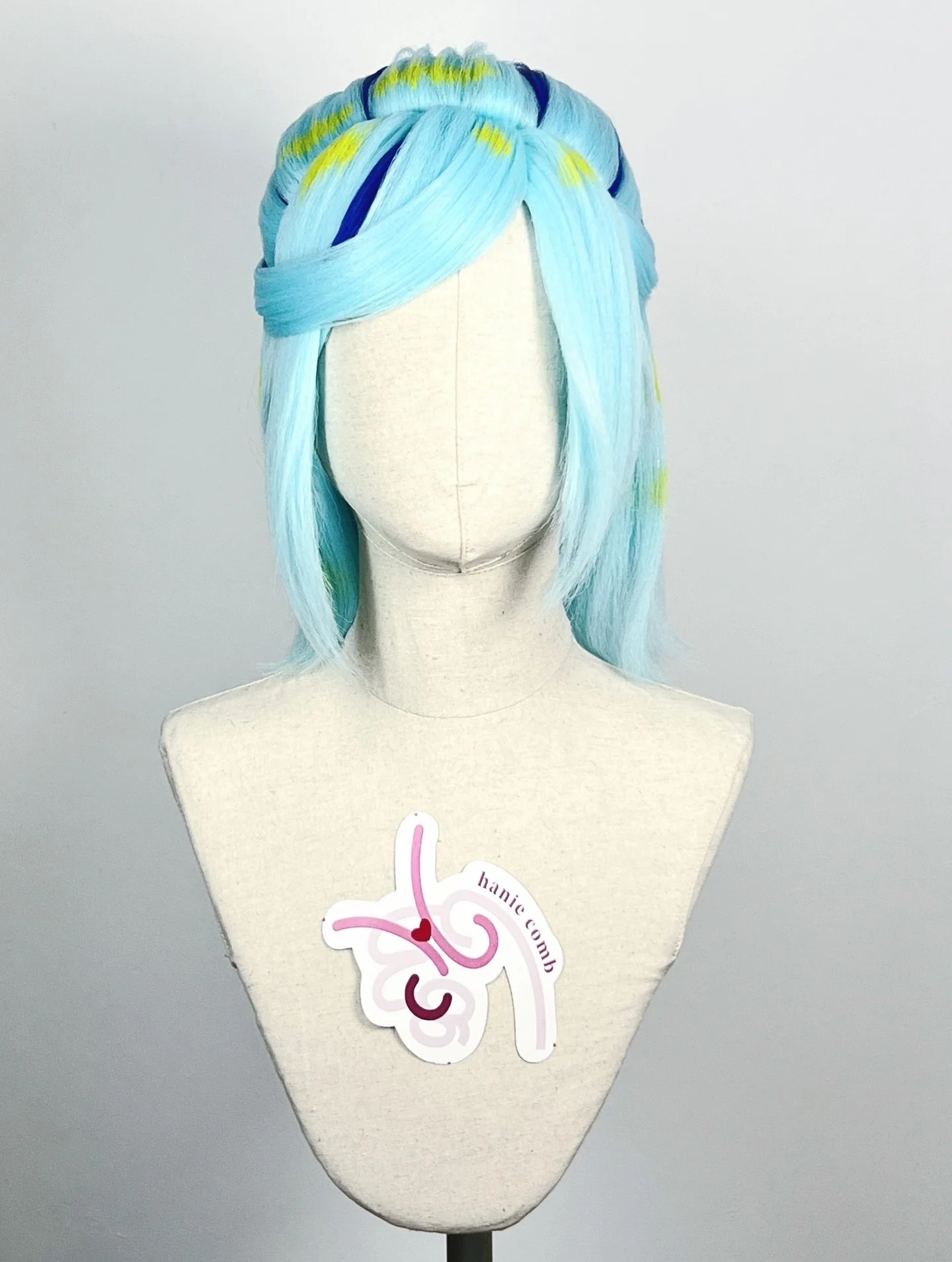 Grusha from Pok&eacute;mon Scarlet and Violet

This design is really cute and we had fun styling this wig!  Custom added the dark blue strands then painted the yellow stripes which added the extra pop to it 😍

Our Jul-Sep commission form will open 1