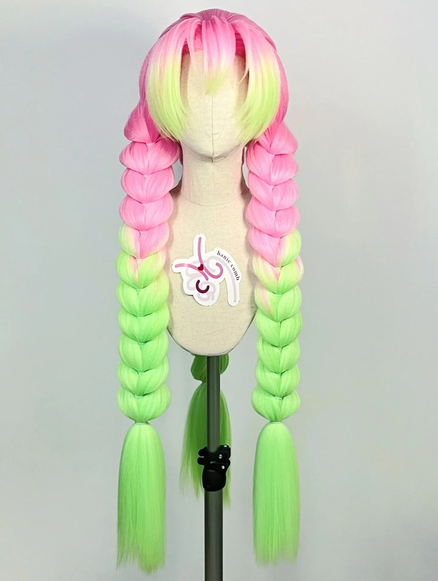 Mitsuri Kanroji from Demon Slayer

Custom dyed pink to green transition, and added extra volume by combining 2 wigs for this one 💖💚

Want a wig like this? Our commission form for July to September slots will open 1st April, 11am gmt+8 🙌🏻