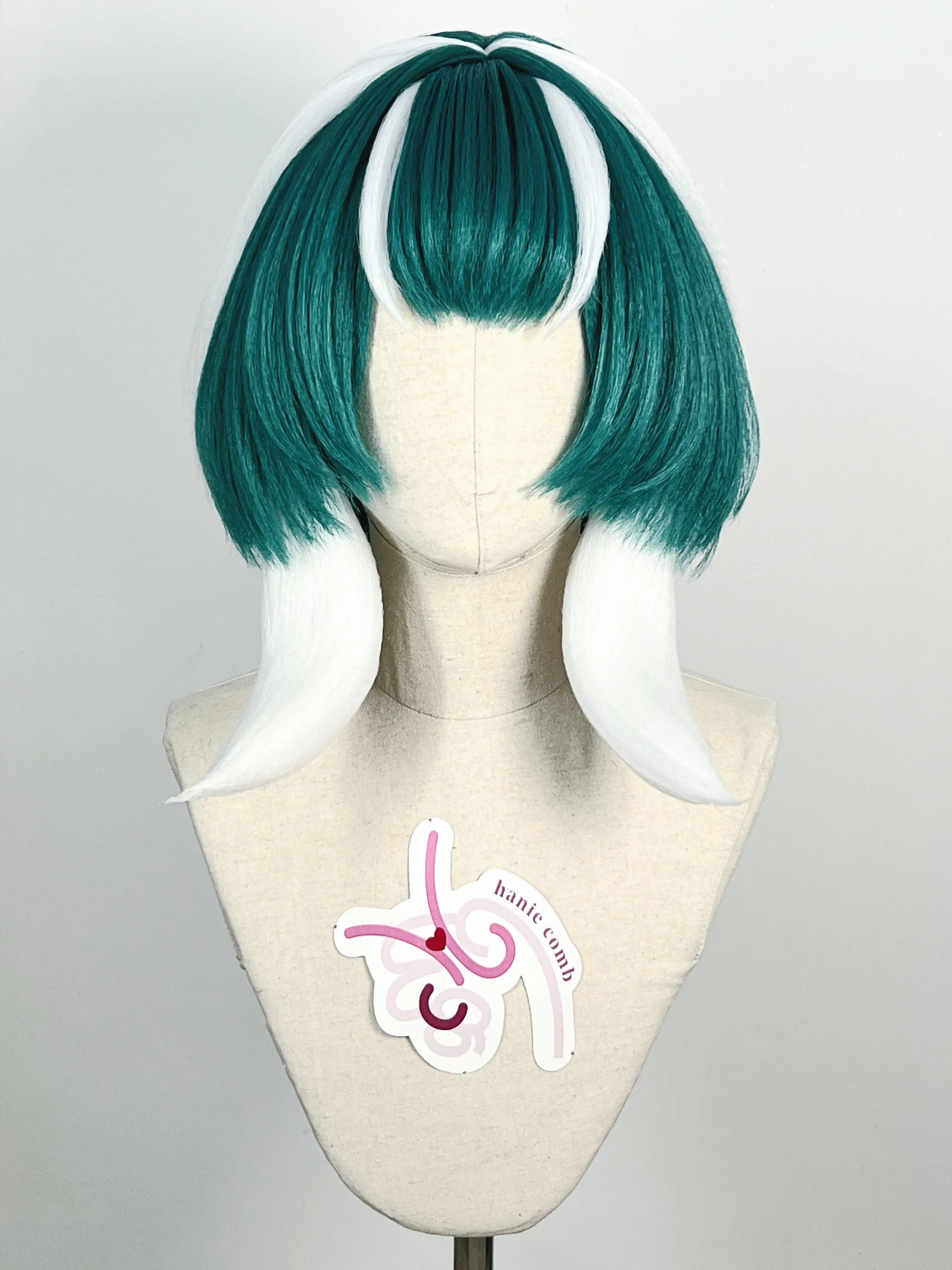 Guita from Gachiakuta

🦖Been wanting to style this wig after seeing how cute it is! The white parts are styled to look like fangs, and the larger ones are detachable for compact transport. They&rsquo;re made with a structured base.