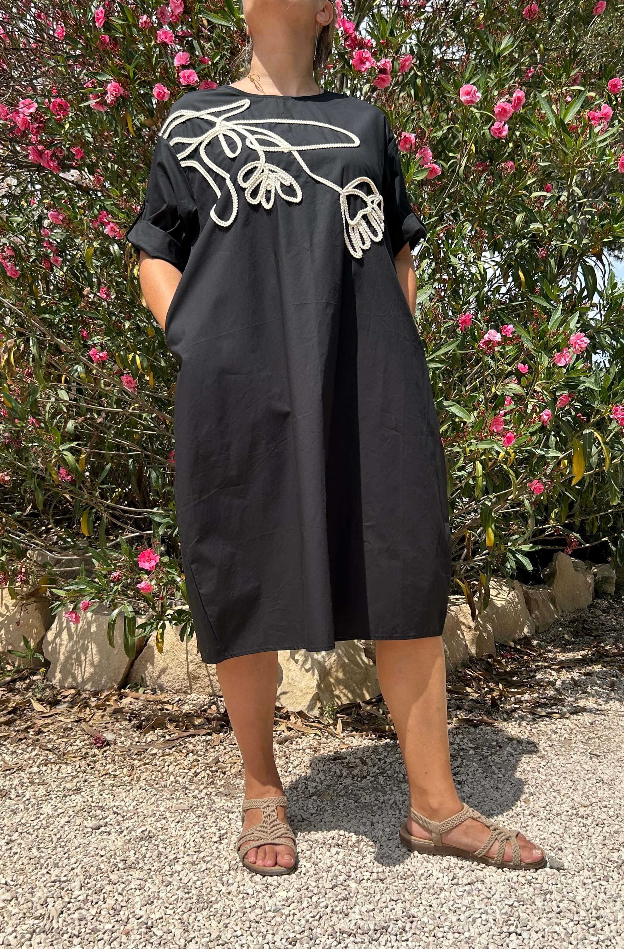 Vestido con flor bordada "Chipre"