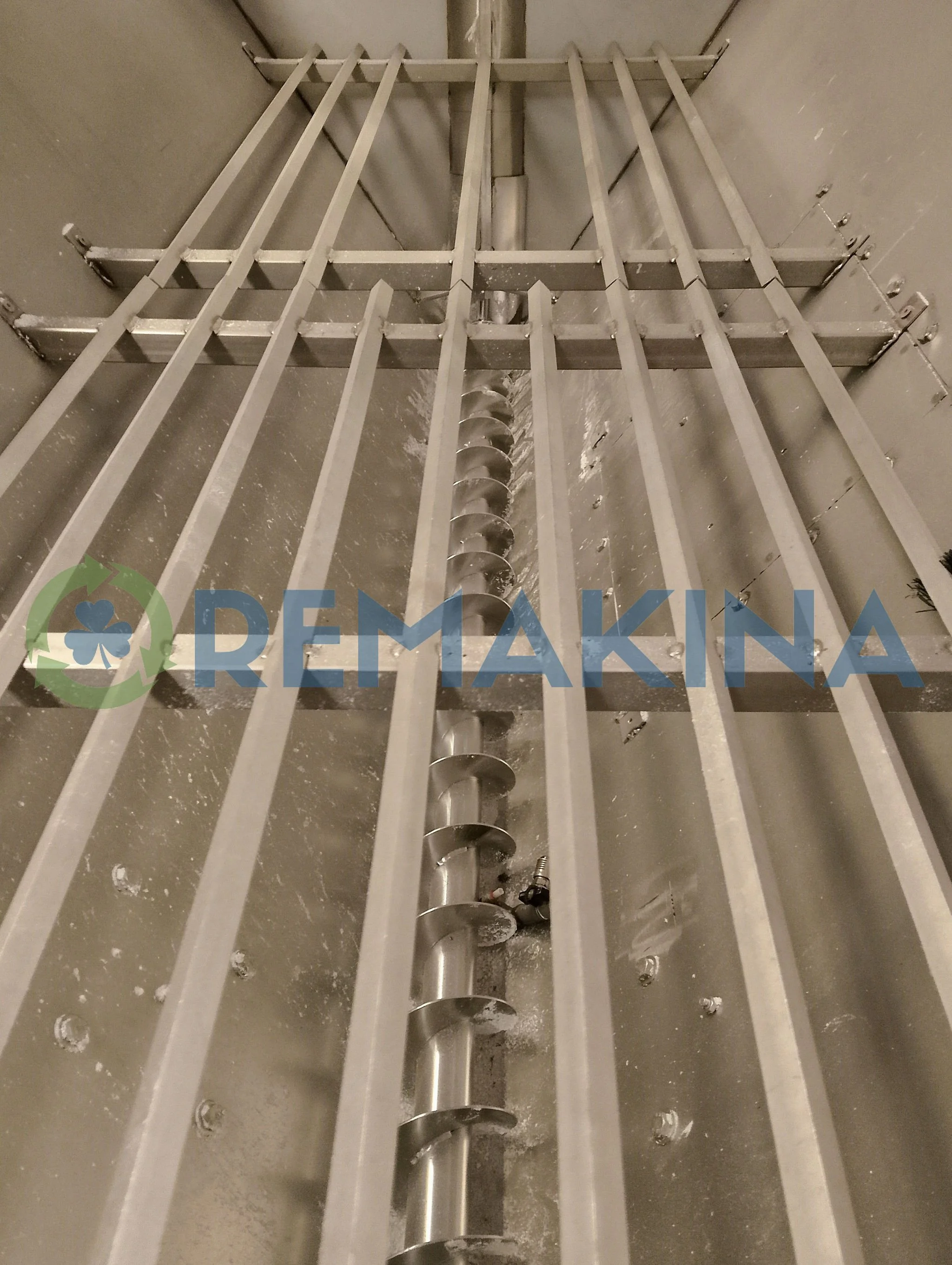 Washing tank with screw conveyor