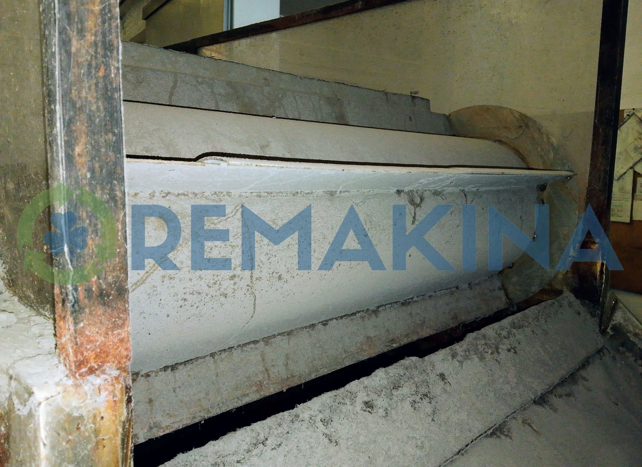 Washing tank with screw conveyor