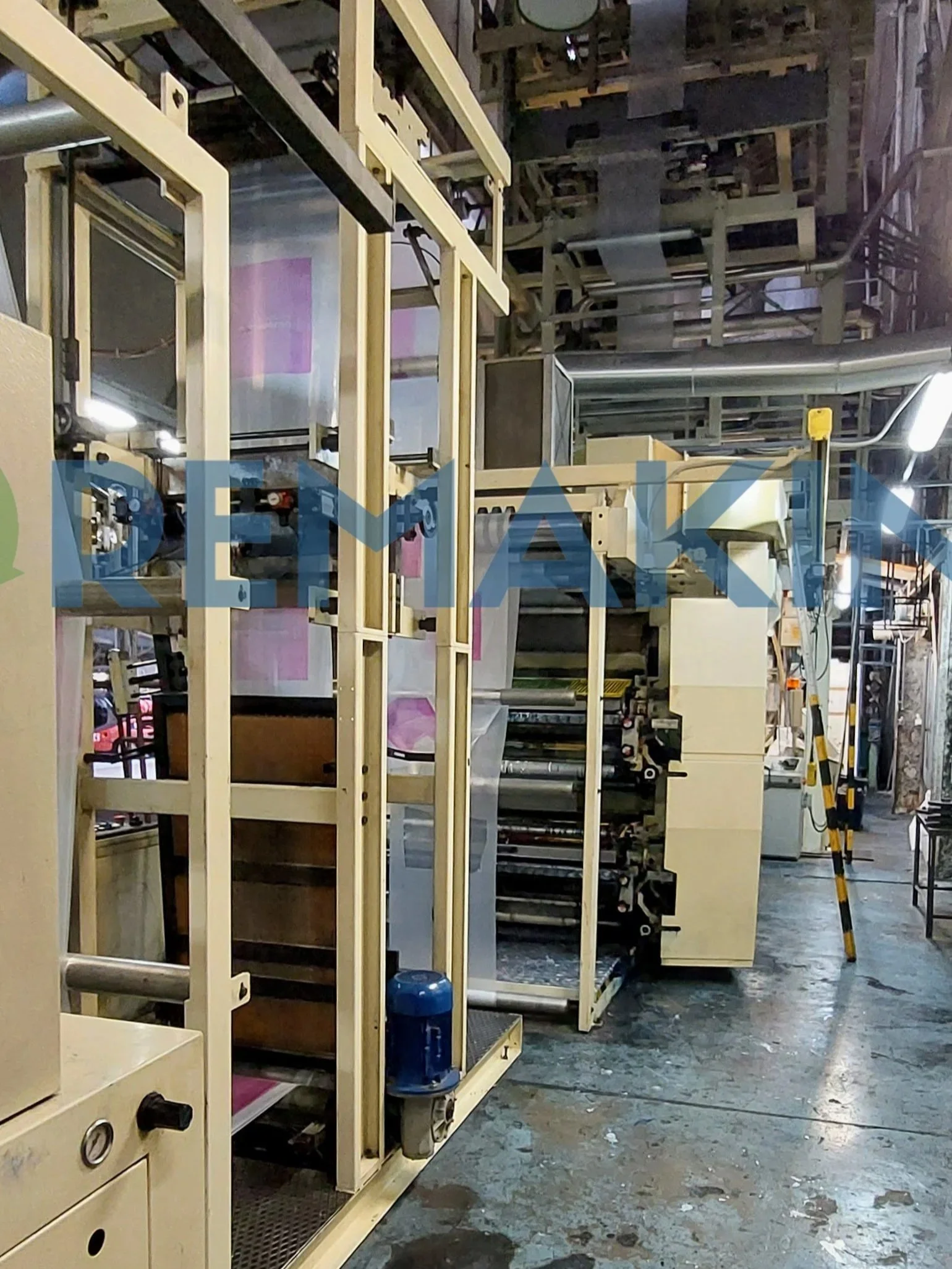 Vista laterale della torre di coestrusione a 3 strati per film soffiato MAM