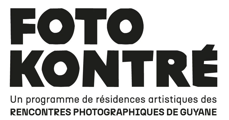 Texte en majuscules "Foto Kontré" avec une légende en dessous indiquant "Un programme de résidences artistiques des Rencontres Photographiques de Guyane."