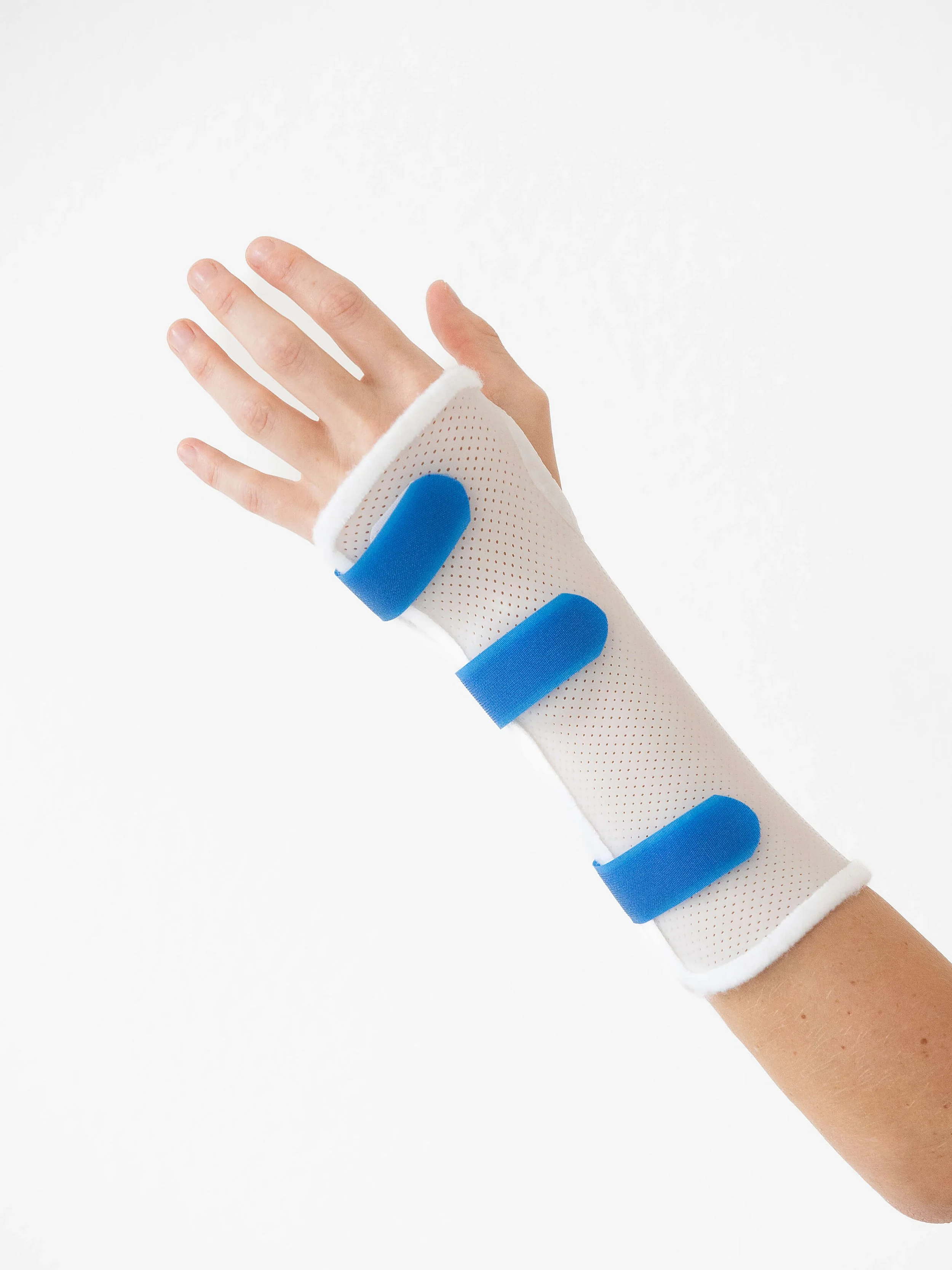Thermoplastische Handschiene zur Behandlung von Finger- und Handfrakturen bei Die Handwerkerei Wien