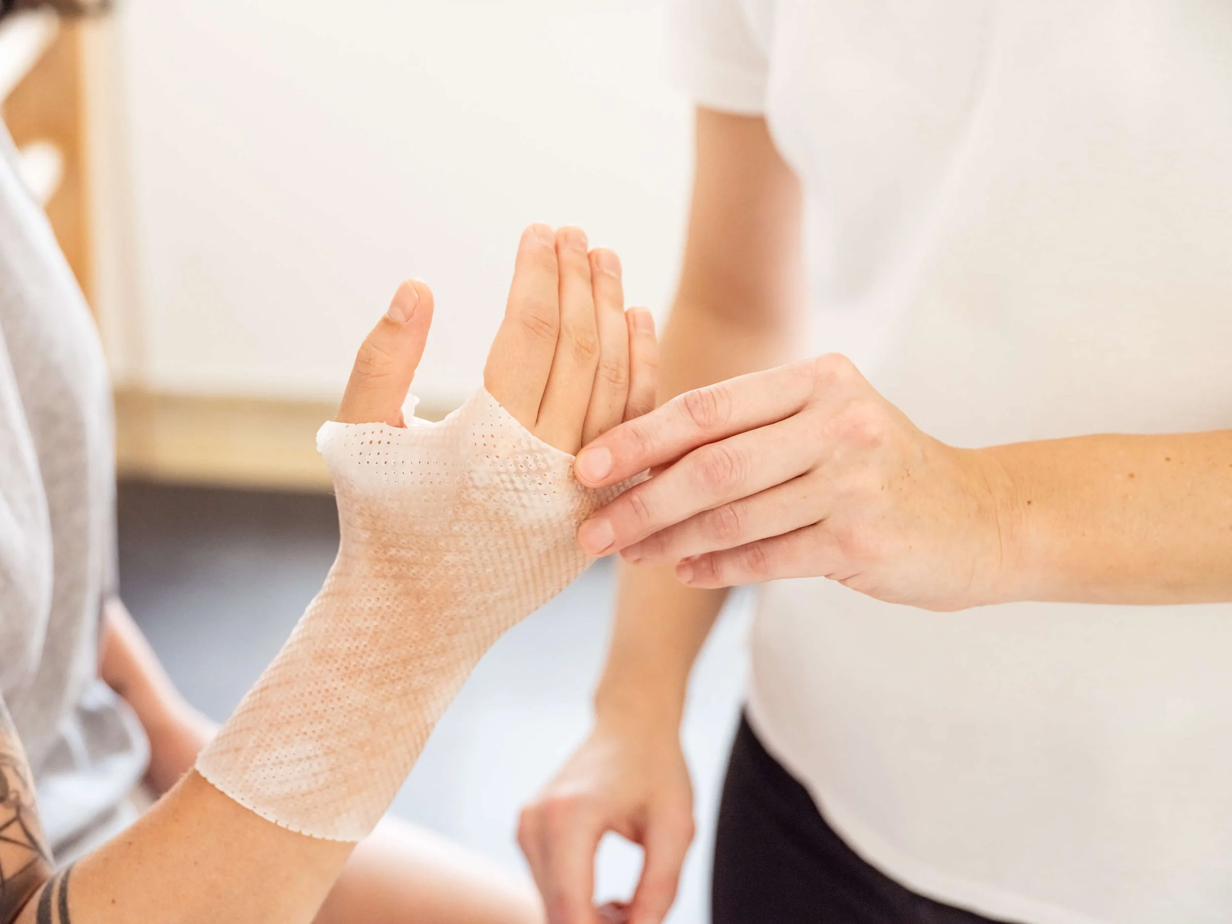 Individuelle Anpassung einer thermoplastischen Handschiene bei Die Handwerkerei Wien