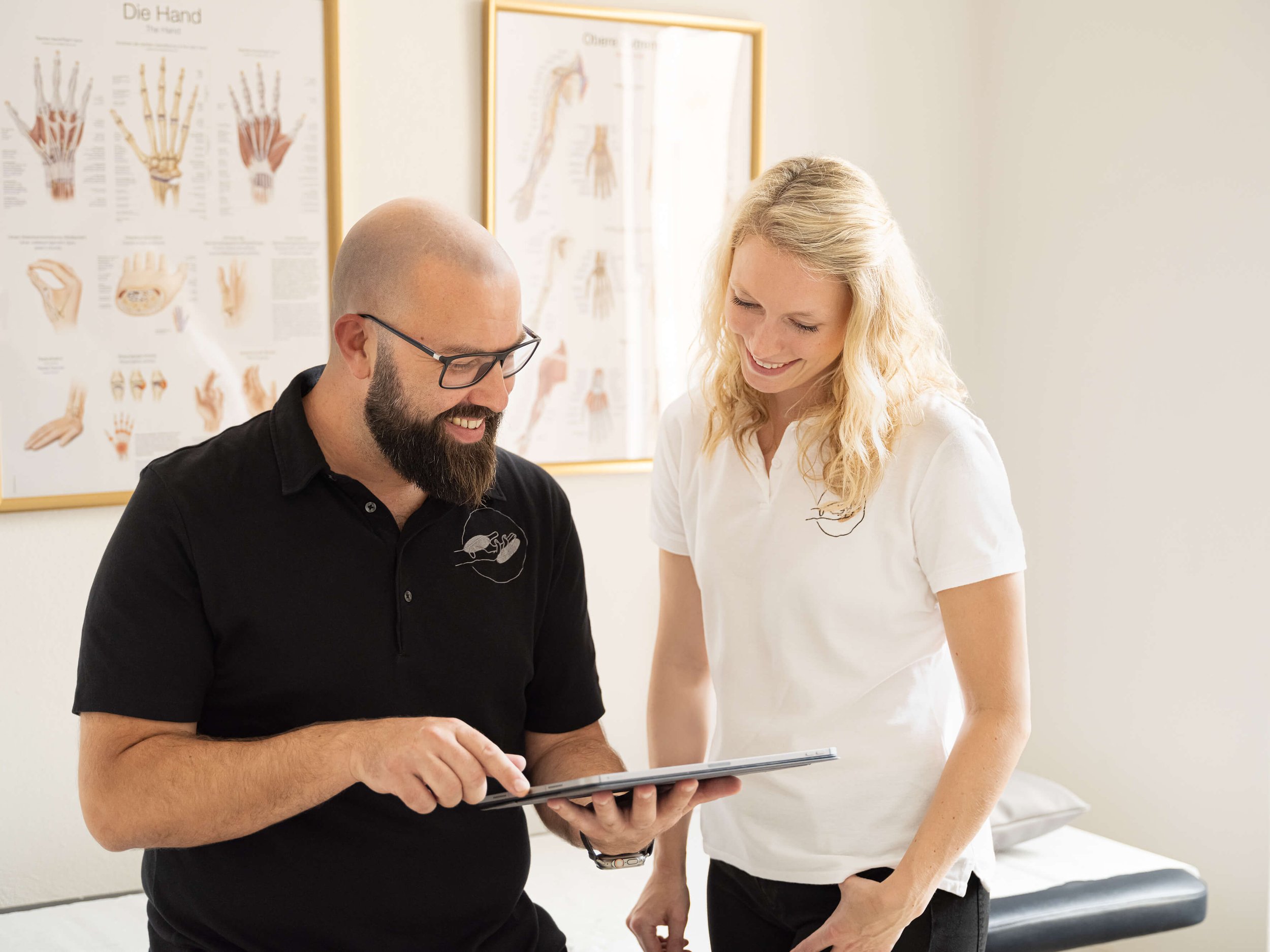 Handchirurg Dr. Josef Porta und Handtherapeutin Stephanie Konecny bei der Befundbesprechung bei Die Handwerkerei Wien
