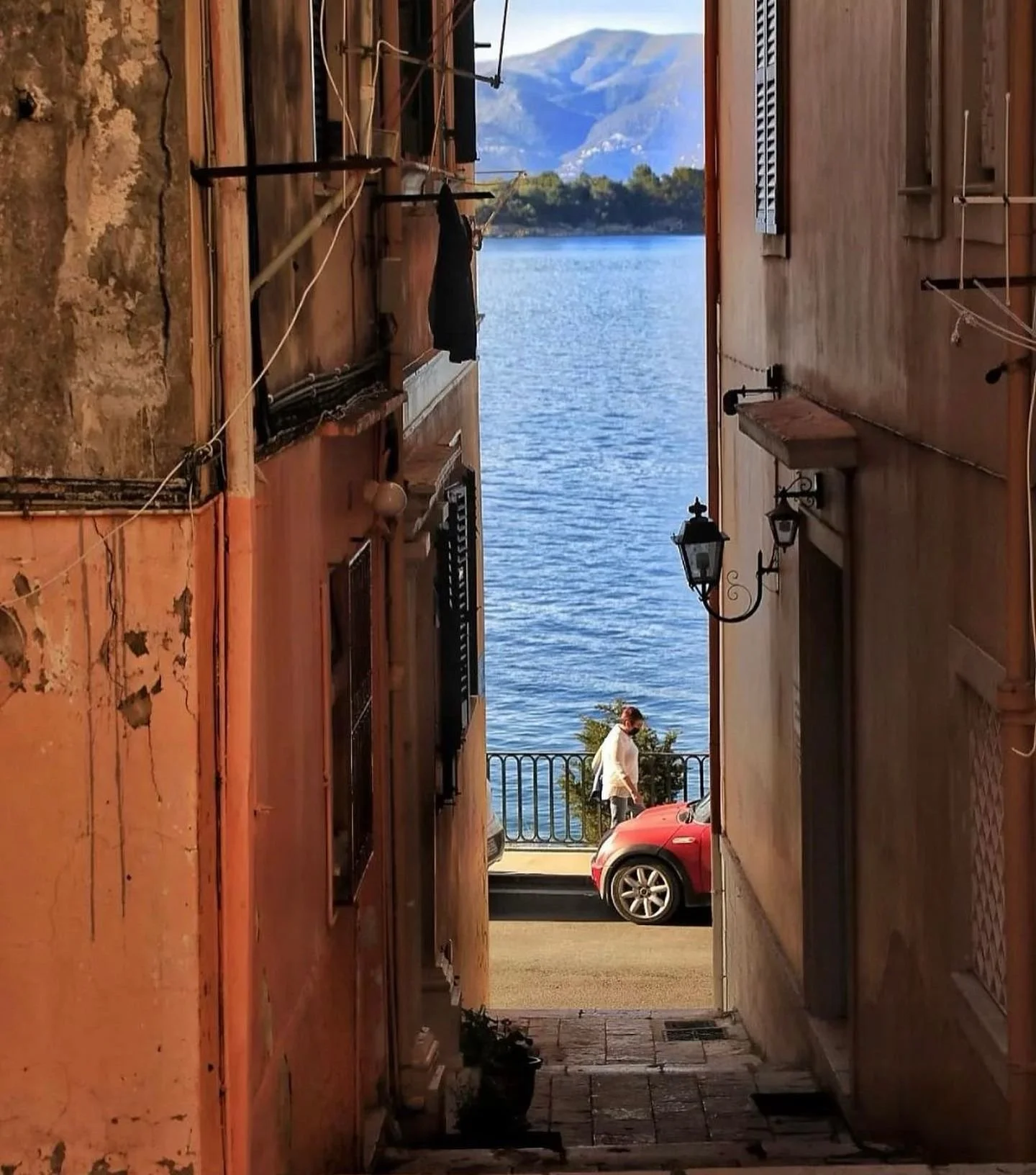 Old town Corfu is beautiful, from Kassiopi take a boat in the daytime or the evening.Experience the culture, traditional tavernas and shopping.... #kassiopi #corfuoldtown #greece🇬🇷