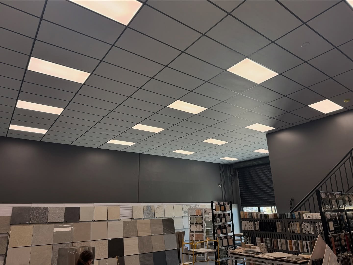 Ceiling built for &ldquo;Unique Tiles and Stone&rdquo; in Ravenhall. White vinyl covered plasterboard tiles were used alongside the accompanying black grid, creating a pristine finish.

#melbourneceilings
#ravenhall 
#buildingmelbourne
#ceilingmelbou