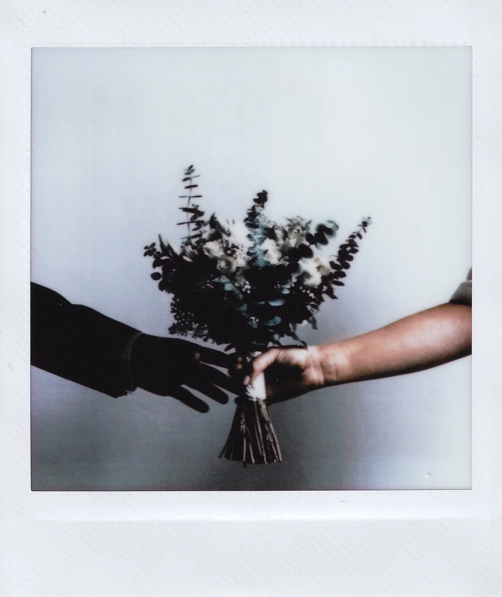 Bruid en bruidegom in Meulebeke houden samen hun bruidsboeket vast, Instax artistieke trouwfoto