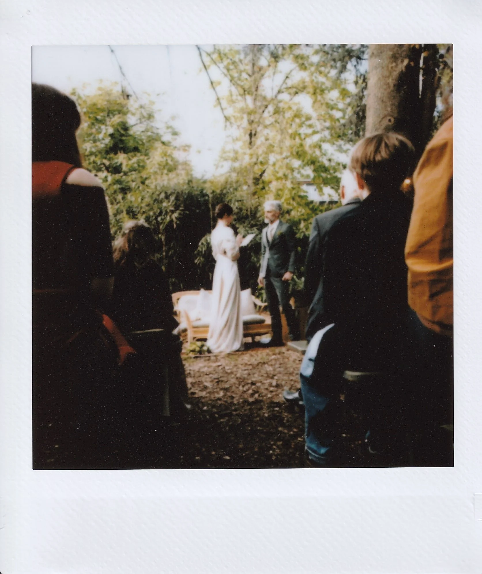Analoge instax huwelijksfoto genomen tijdens een ceremonie in de tuin Alix te Gent.