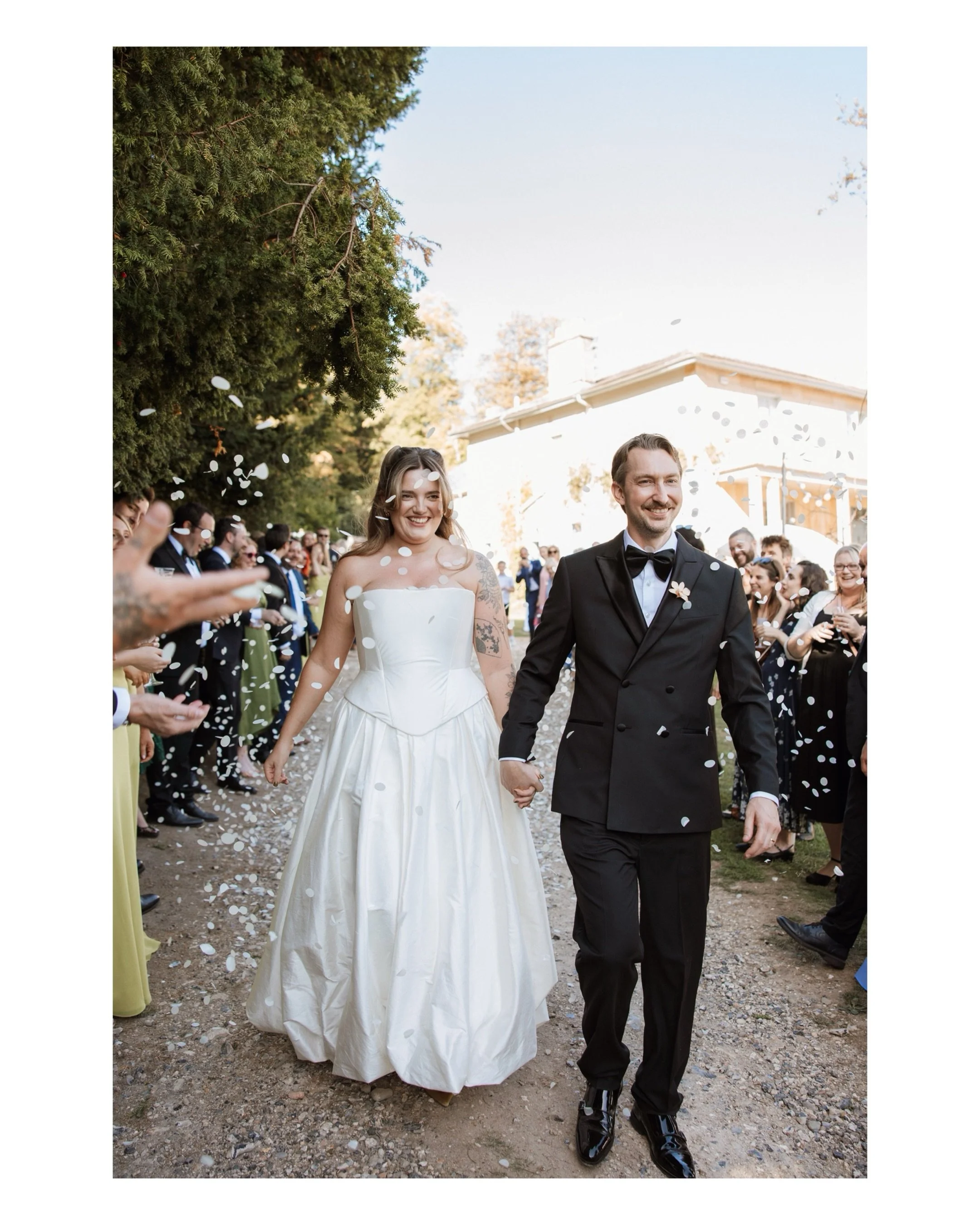 Ellie &amp; Andrew

Such an incredible day yesterday for this pair! It was a party from start to finish with so much dancing and singing- inflatable guitars &amp; temporary tattoos ❤️&zwj;🔥

venue: @hengeestate

#weddingphotographer #weddingphotogra