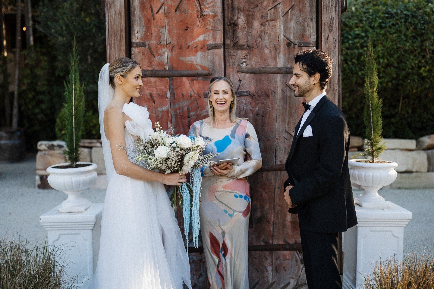 Can we just take a moment for the beautiful doors at @braesideestategc I am loving this backdrop!

Magic 🪄made by 👇
@goyaweddings
@look_on_thebrideside
@panoramaeventsaus
@emilybakes_
@janda.events
@meraki.socials
@theonedayhouse
@blushdbrides
@che