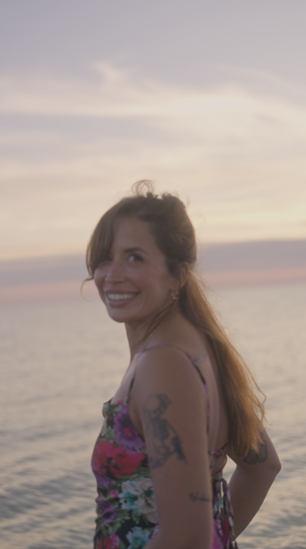 Neila Alaïa, mentor och evolutionär astrolog, vid havet vid solnedgången
