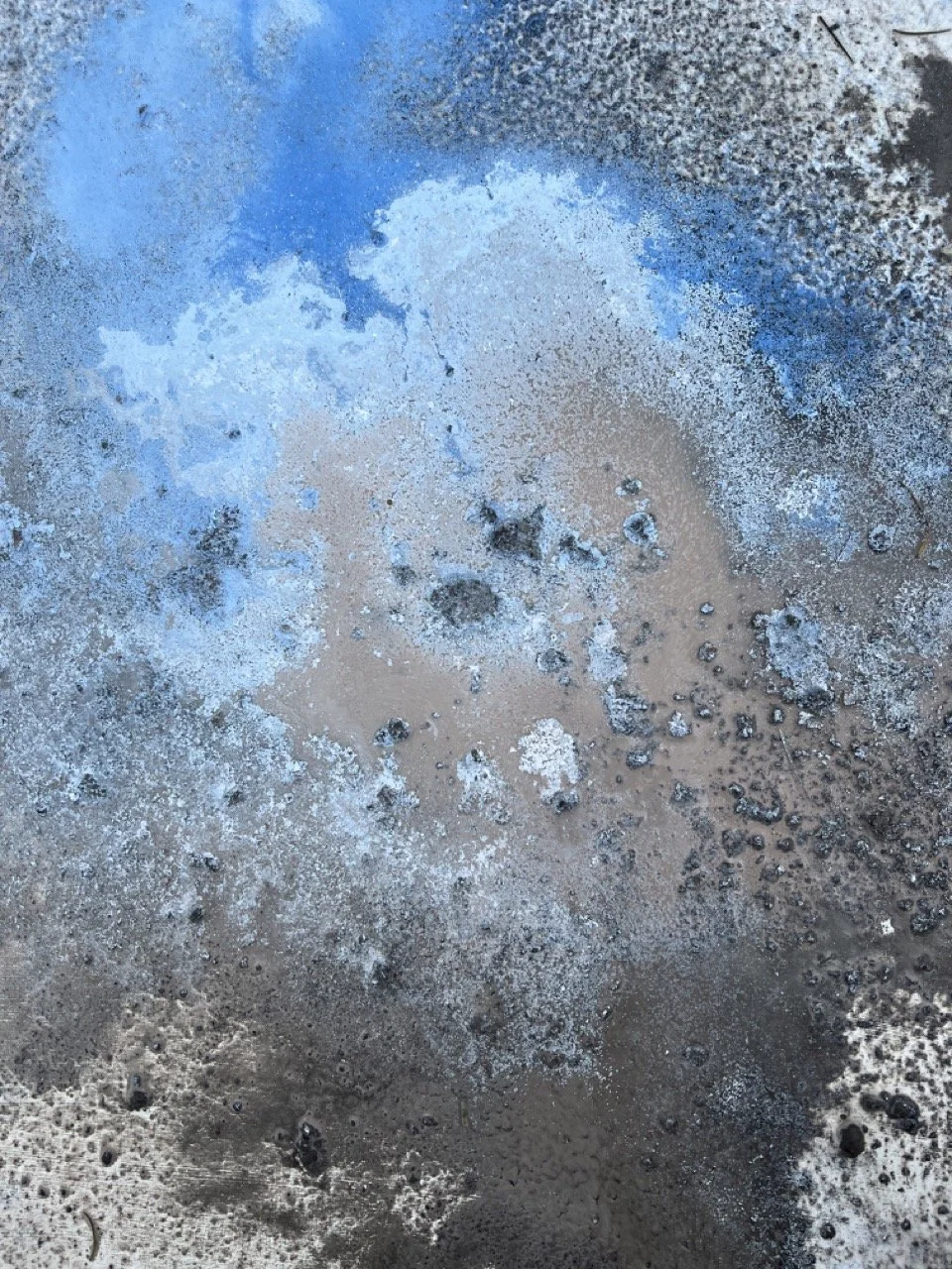 04.08.24 – Jökulrætur 1
Ég málaði með jökullurð frá Langjökli og olíu í gulri viðvörun. Málverkið var úti í fimm nætur þangað til það þornaði. Veðrið mótar jöklanna og verkið líka.