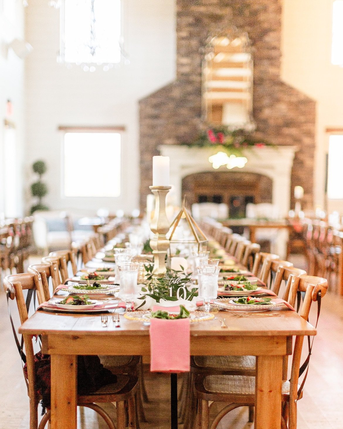 Elegant gold &amp; wooden Reception details with a pop of pink!✨