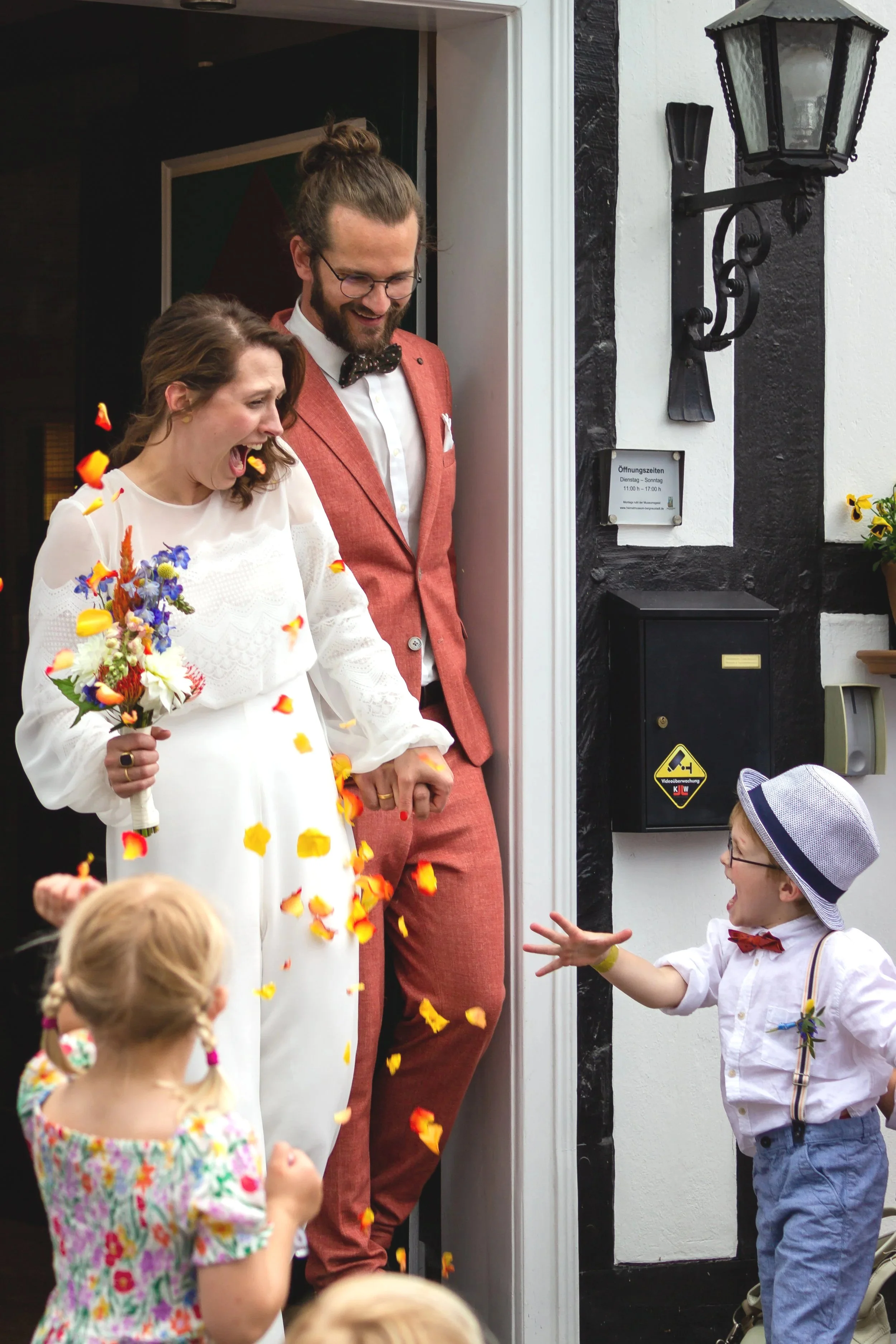 Kreative Paarportraits im Schlosspark Marburg — elegant und persönlich.