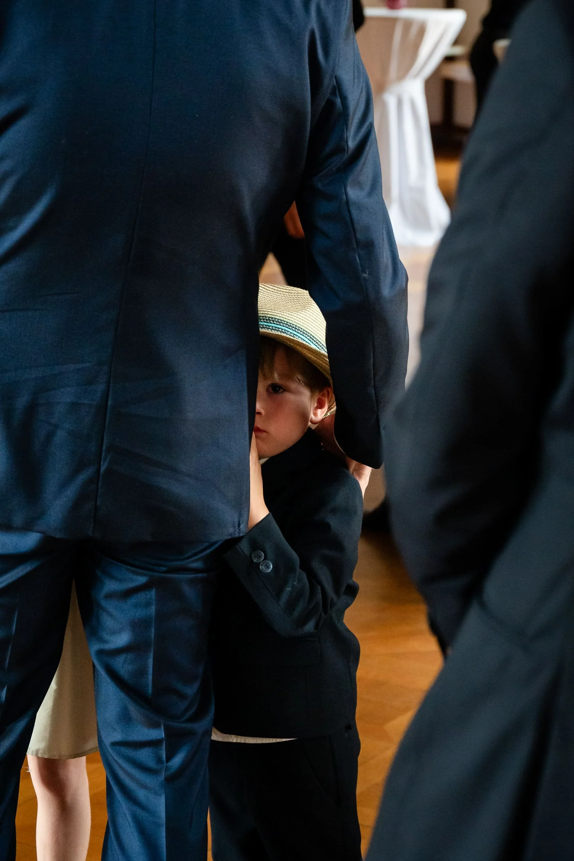 Kinder in der Hochzeit von ihrer Famillie 
