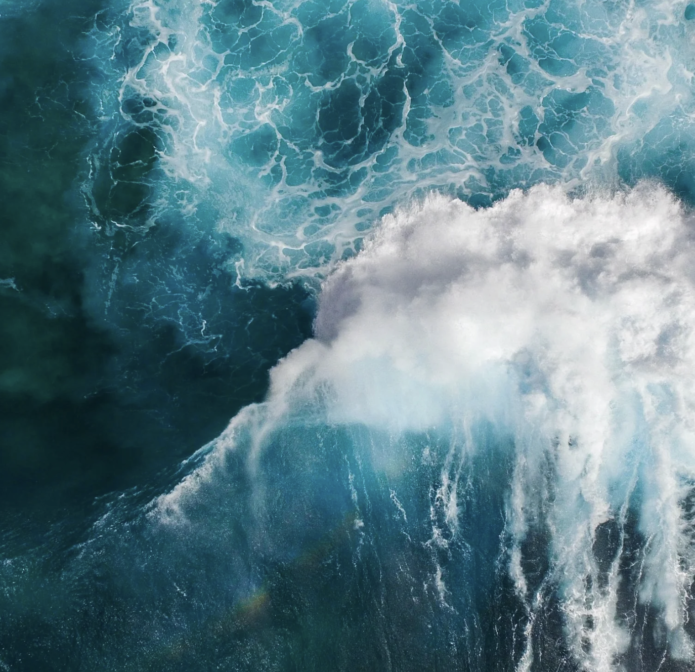 a tumultuous ocean scene that describes a stressful emotional state