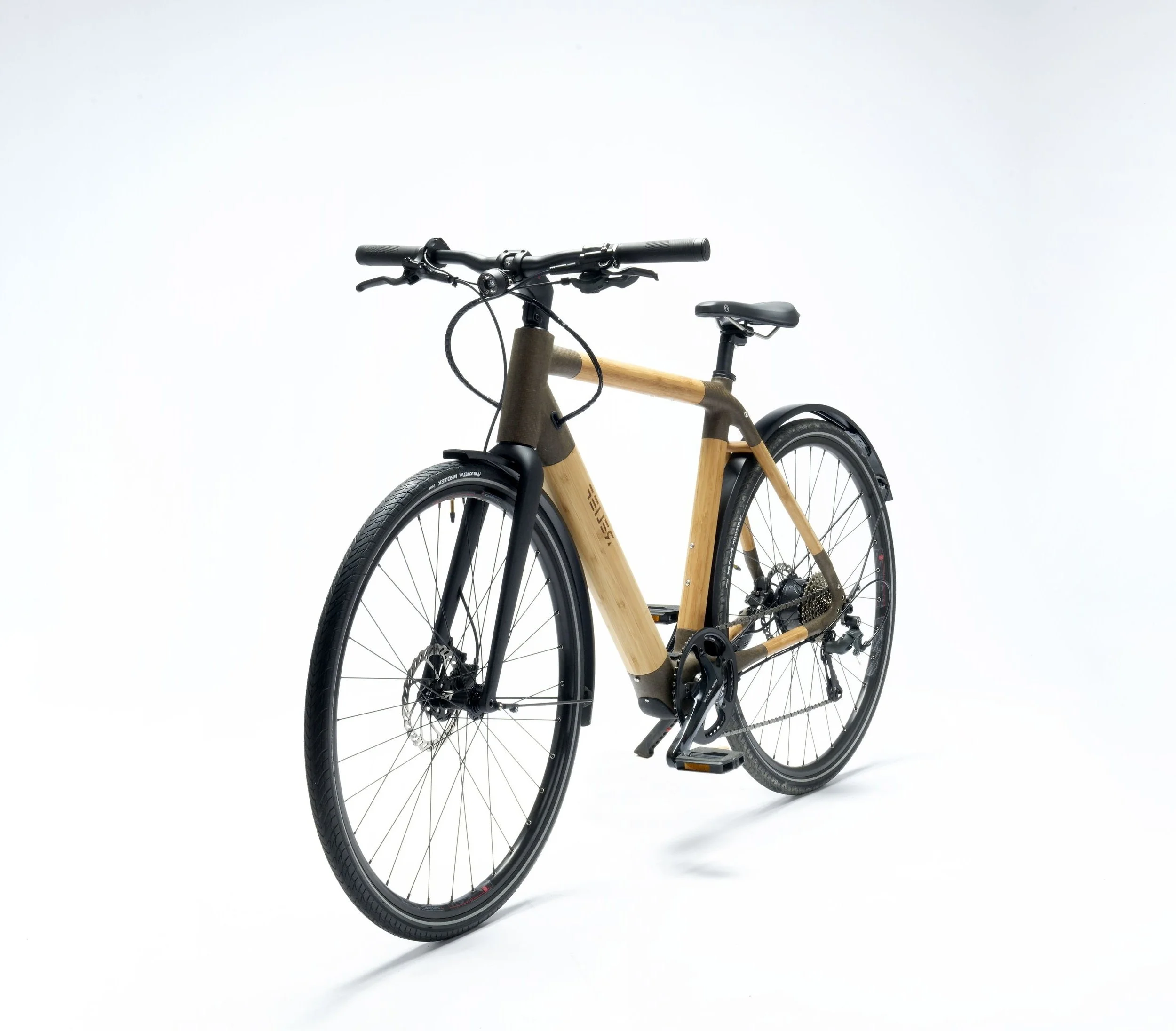 Vélo électrique avec cadre en bambou, roues en alliage, et composants noirs, sur fond blanc.
