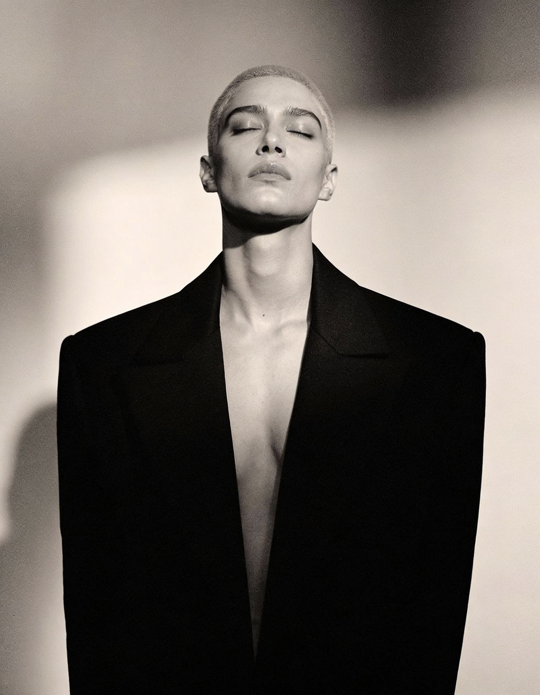 freepik__a-highfashion-editorial-portrait-of-a-shaved-or-ve__30266.png