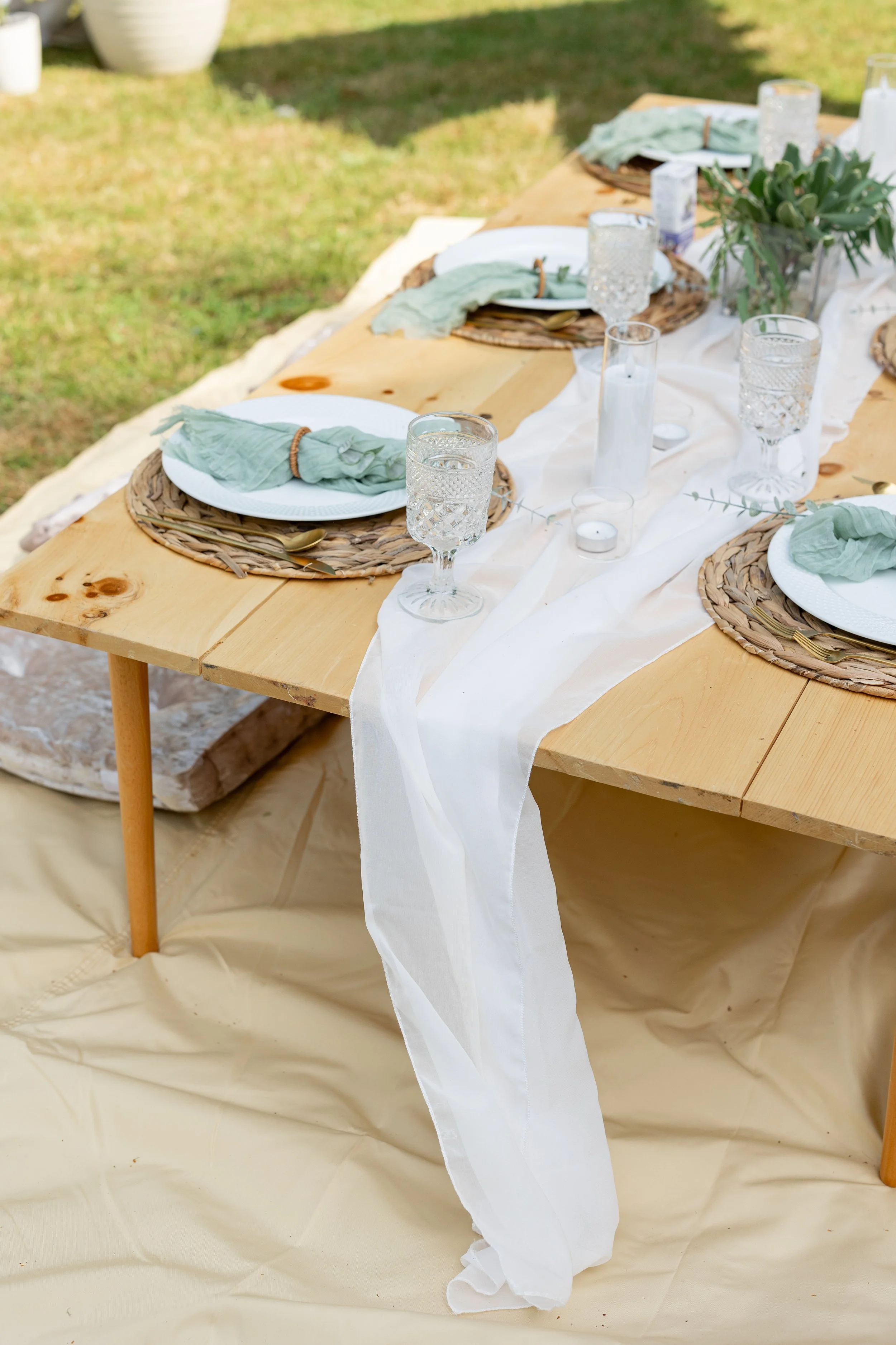 Elegant wedding reception design with soft neutral florals and candlelight