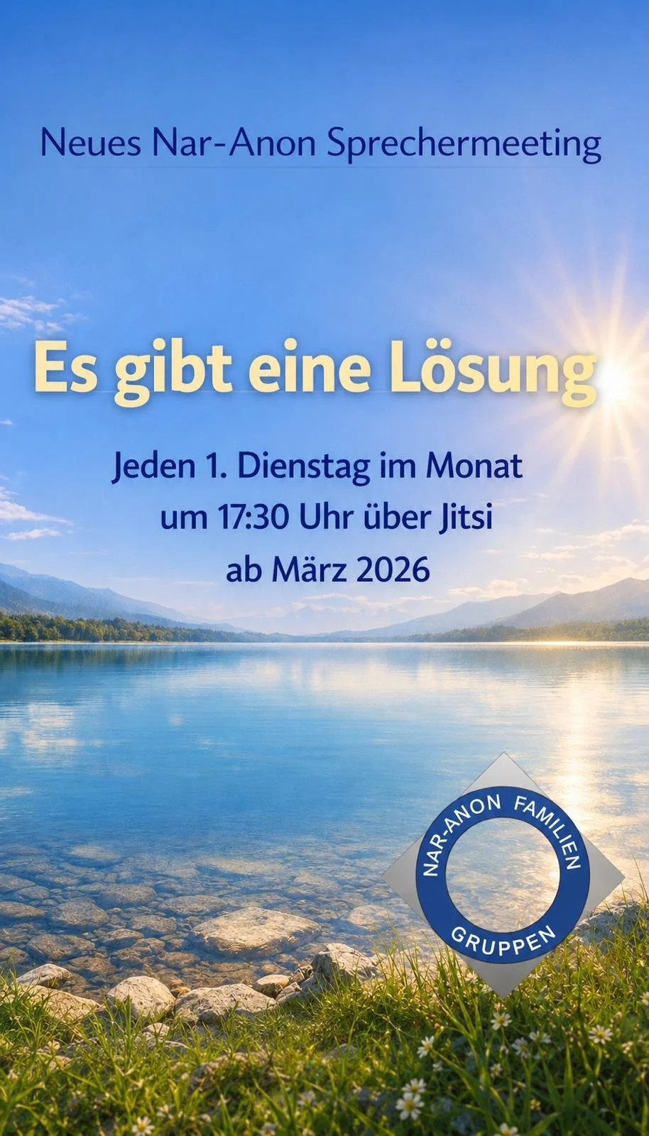 Ruhiger See mit Wiese im Vordergrund und einer hellen Sonne am wolkenlosen Himmel