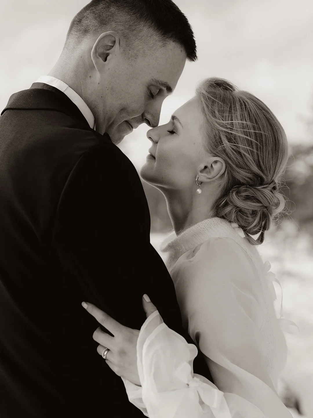 Miten onnistuttiin? (1-5) 🥰
En olis ikin&auml; uskonut ett&auml; saatais harmauden keskelle tollanen valo 🥹

Mielet&ouml;n h&auml;&auml;kuvaus eilen kotikonnuilla Rovaniemell&auml;. Perjantain myr&auml;kk&auml; ja harmaus v&auml;h&auml;n j&auml;nni